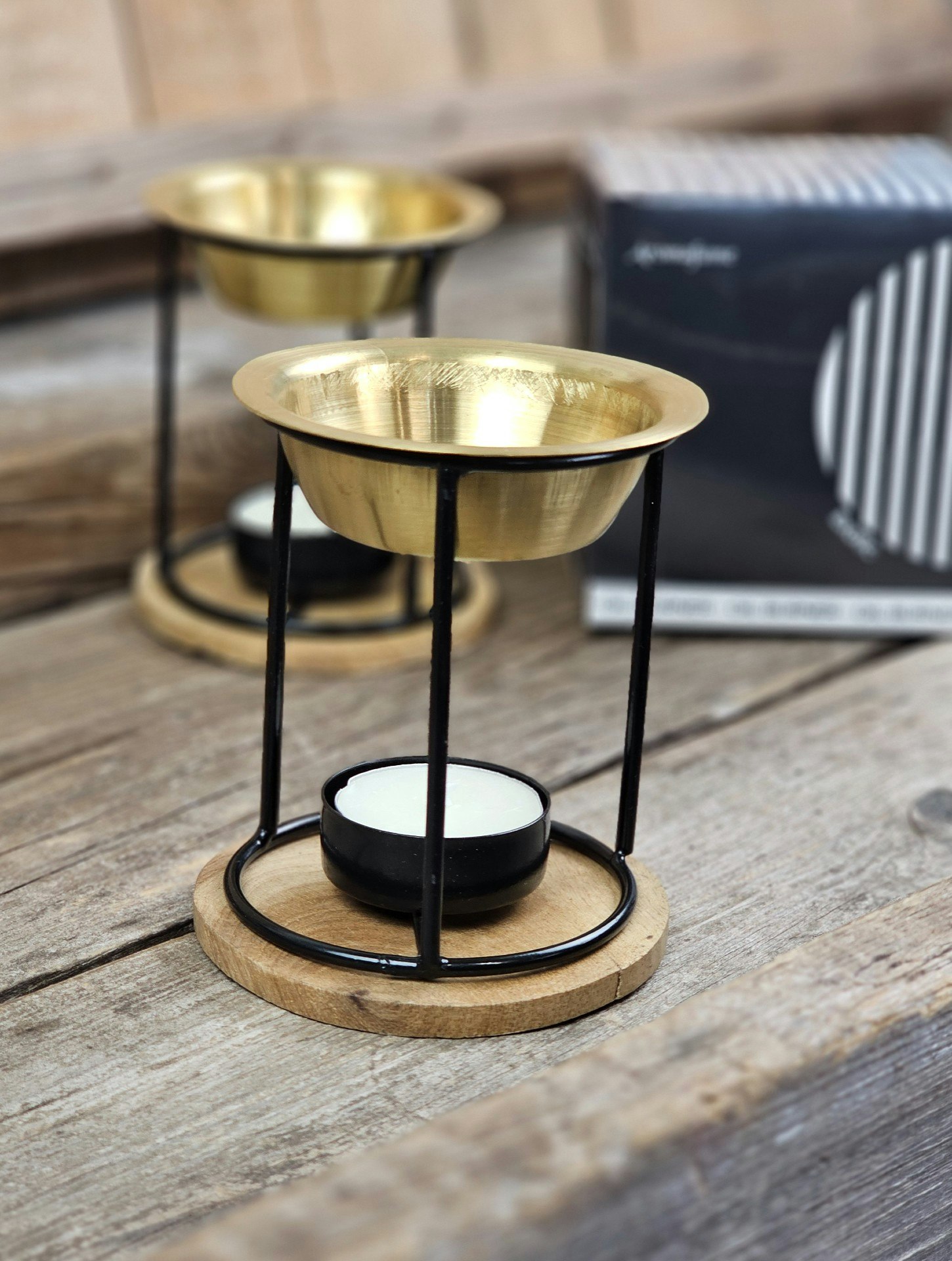 Aromalampa Classic, diffuser svart/guld med träunderlägg