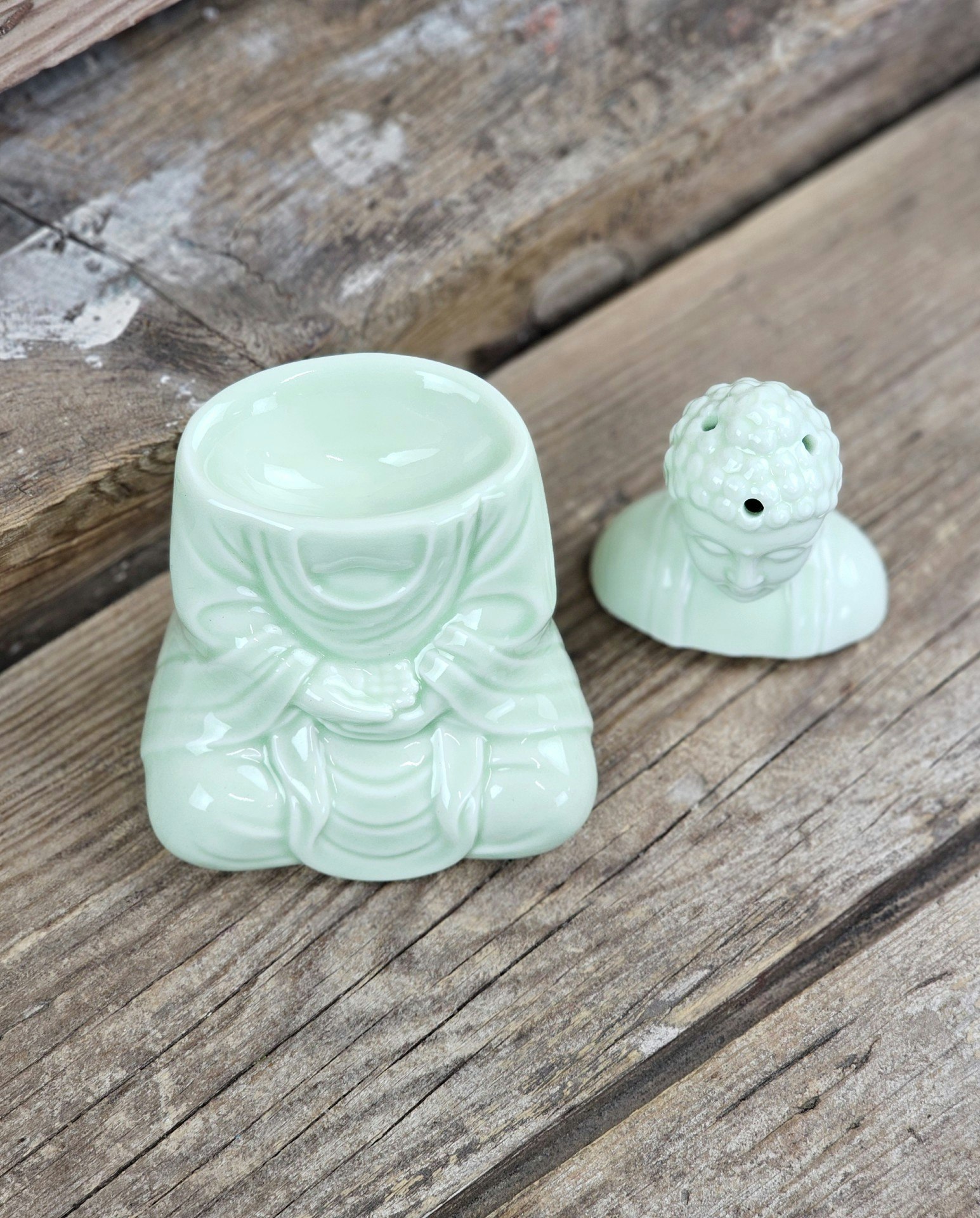 Aromalampa, diffuser ljusgrön keramik sitting Buddha