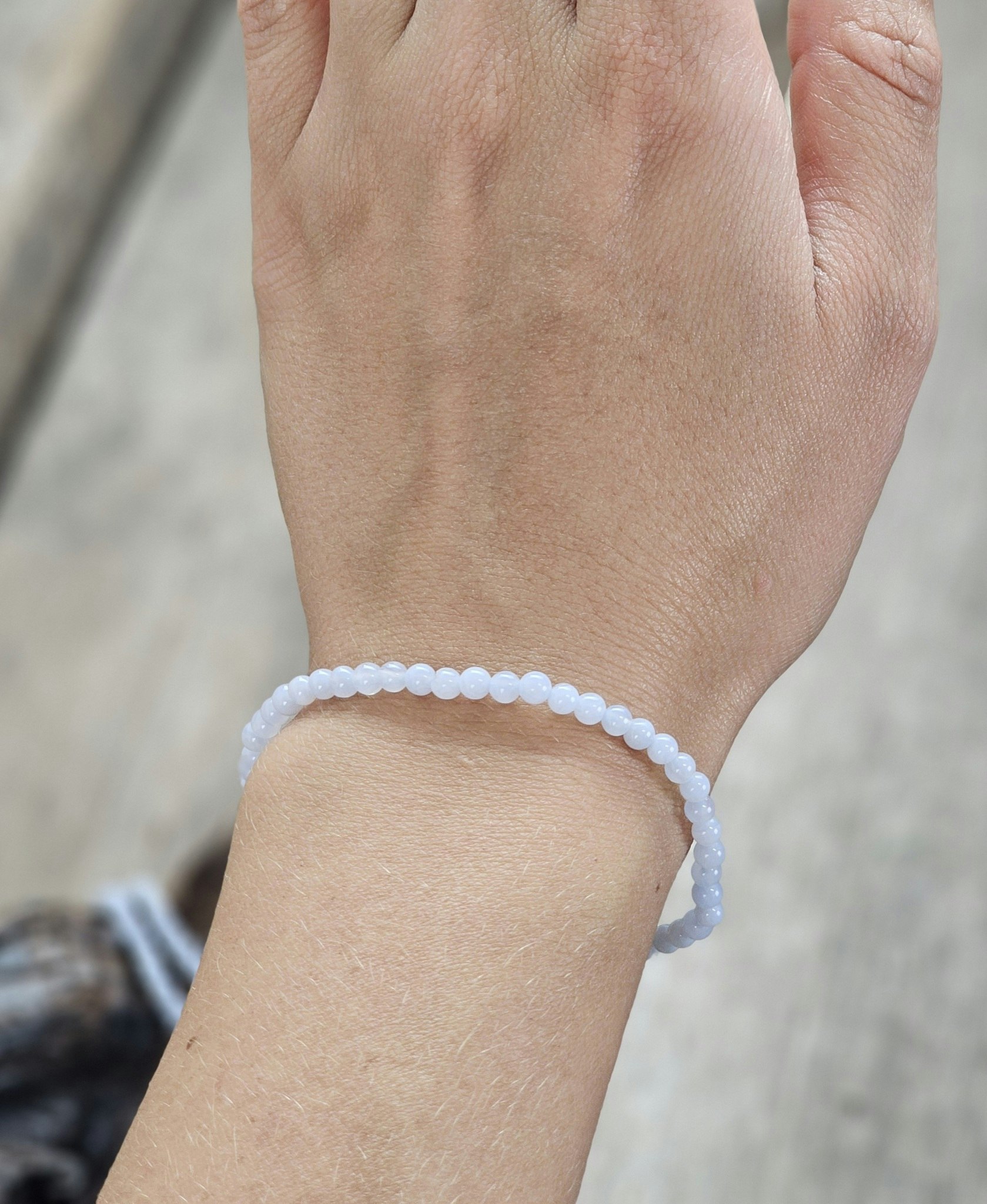 Blå Kalcedon, armband 4mm runda pärlor