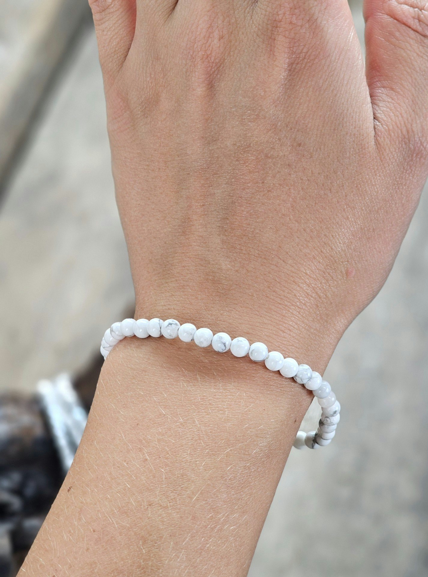 Howlit, armband 4mm runda pärlor
