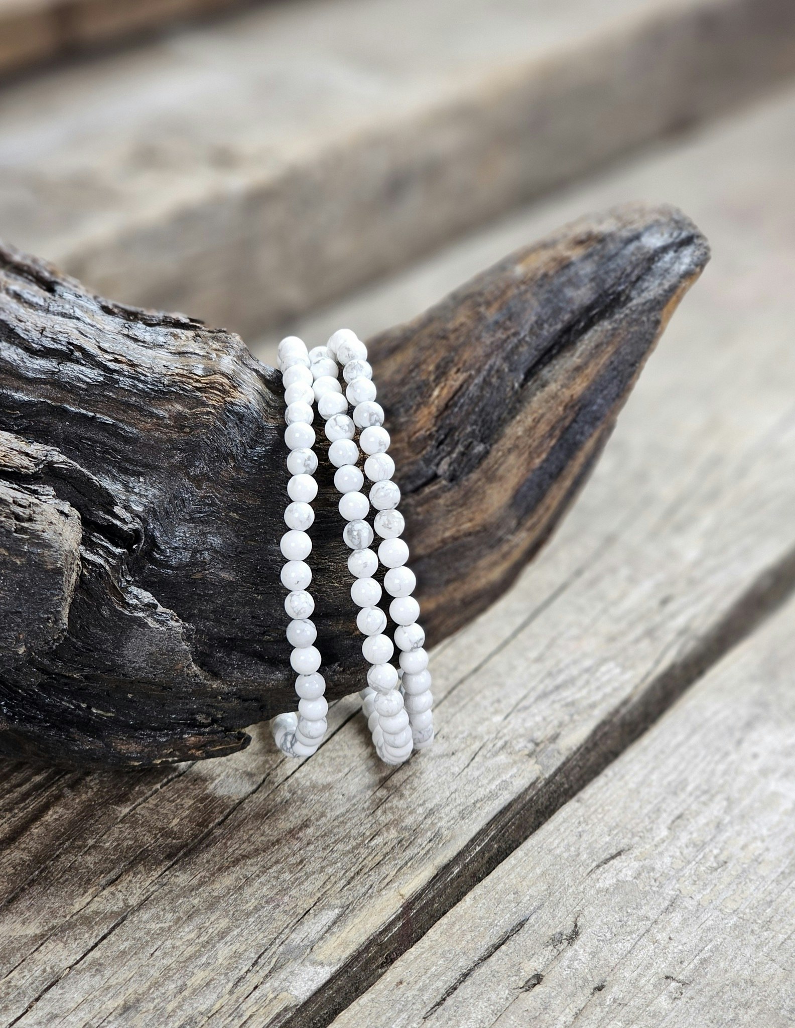 Howlit, armband 4mm runda pärlor