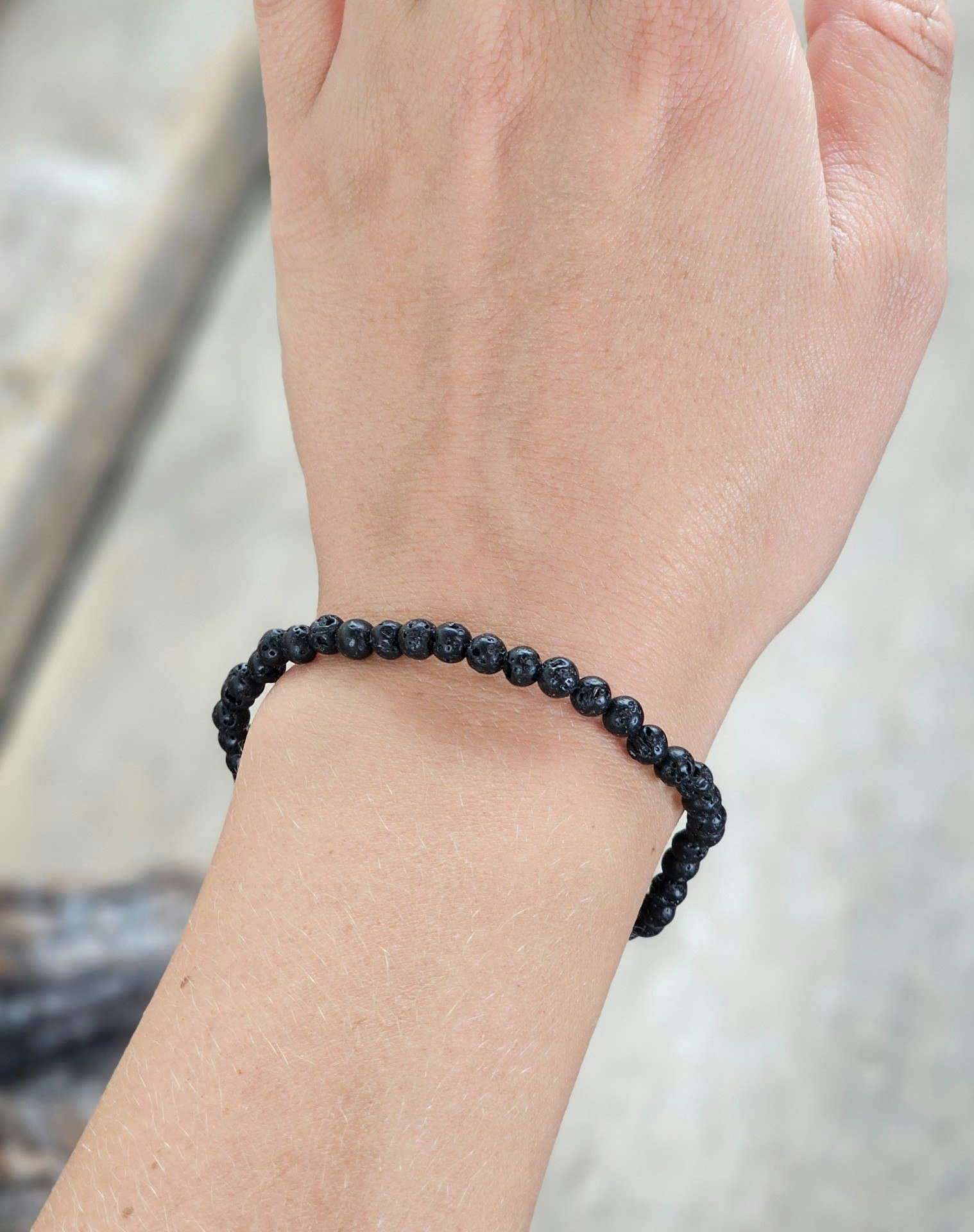 Lavasten, armband 4mm runda pärlor