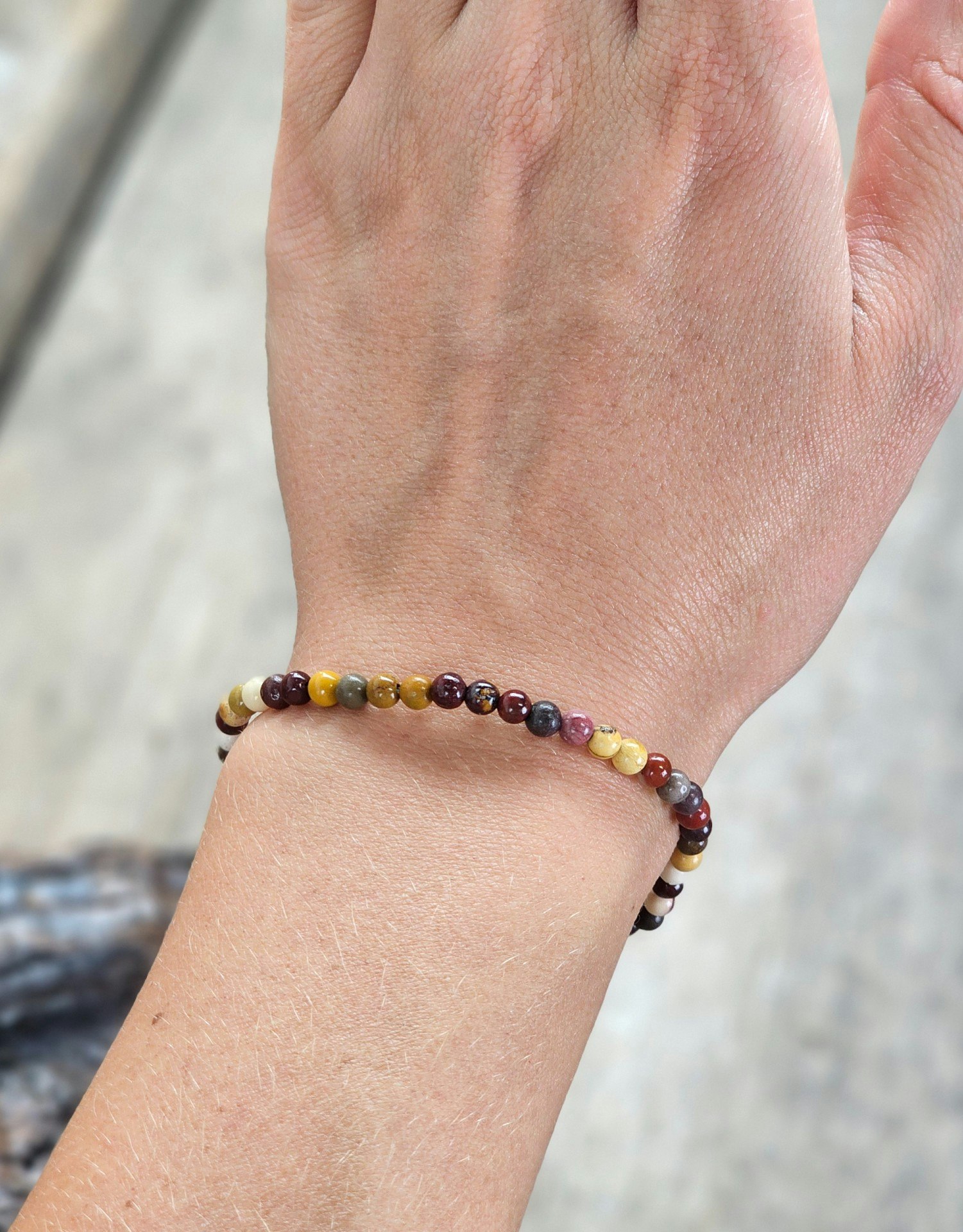 Mookaitjaspis, armband 4mm runda pärlor