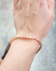 Persikomånsten, armband 4mm runda pärlor