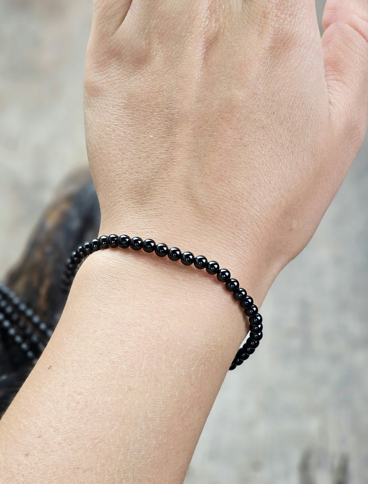 Svart Spinell, armband 4mm runda pärlor