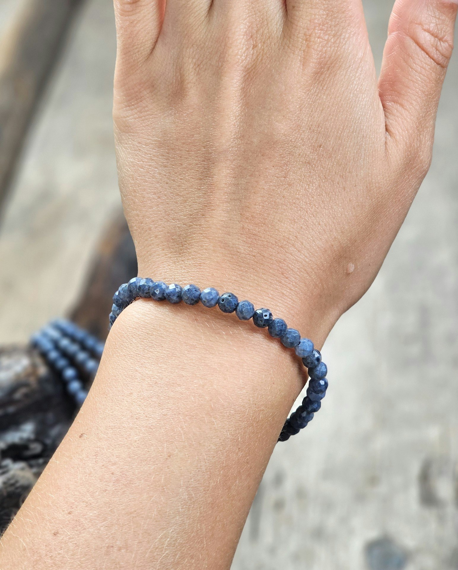 Blå Fossil Korall, armband 4mm facetterade pärlor