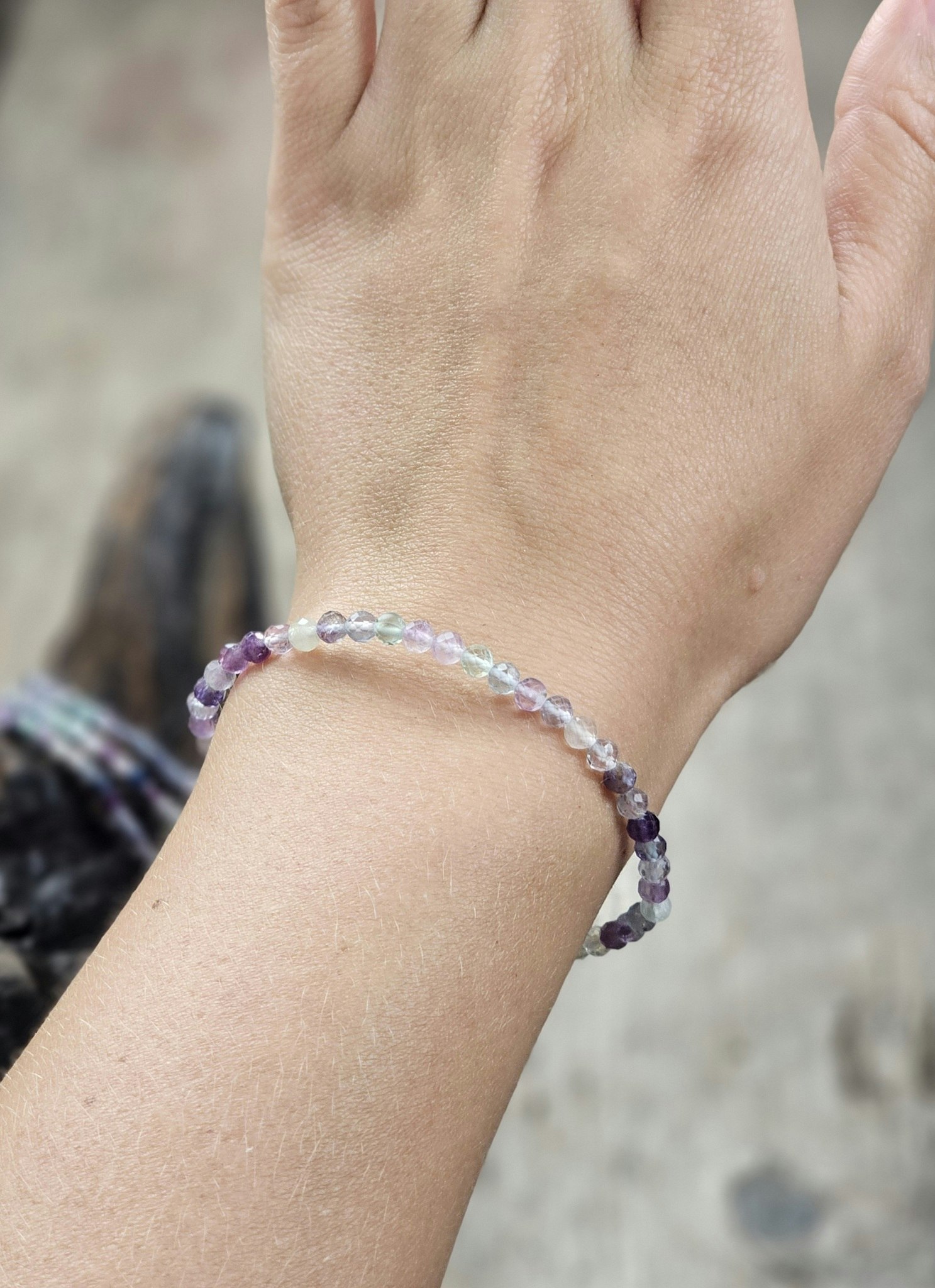 Regnbågsfluorit, armband 4mm facetterade pärlor