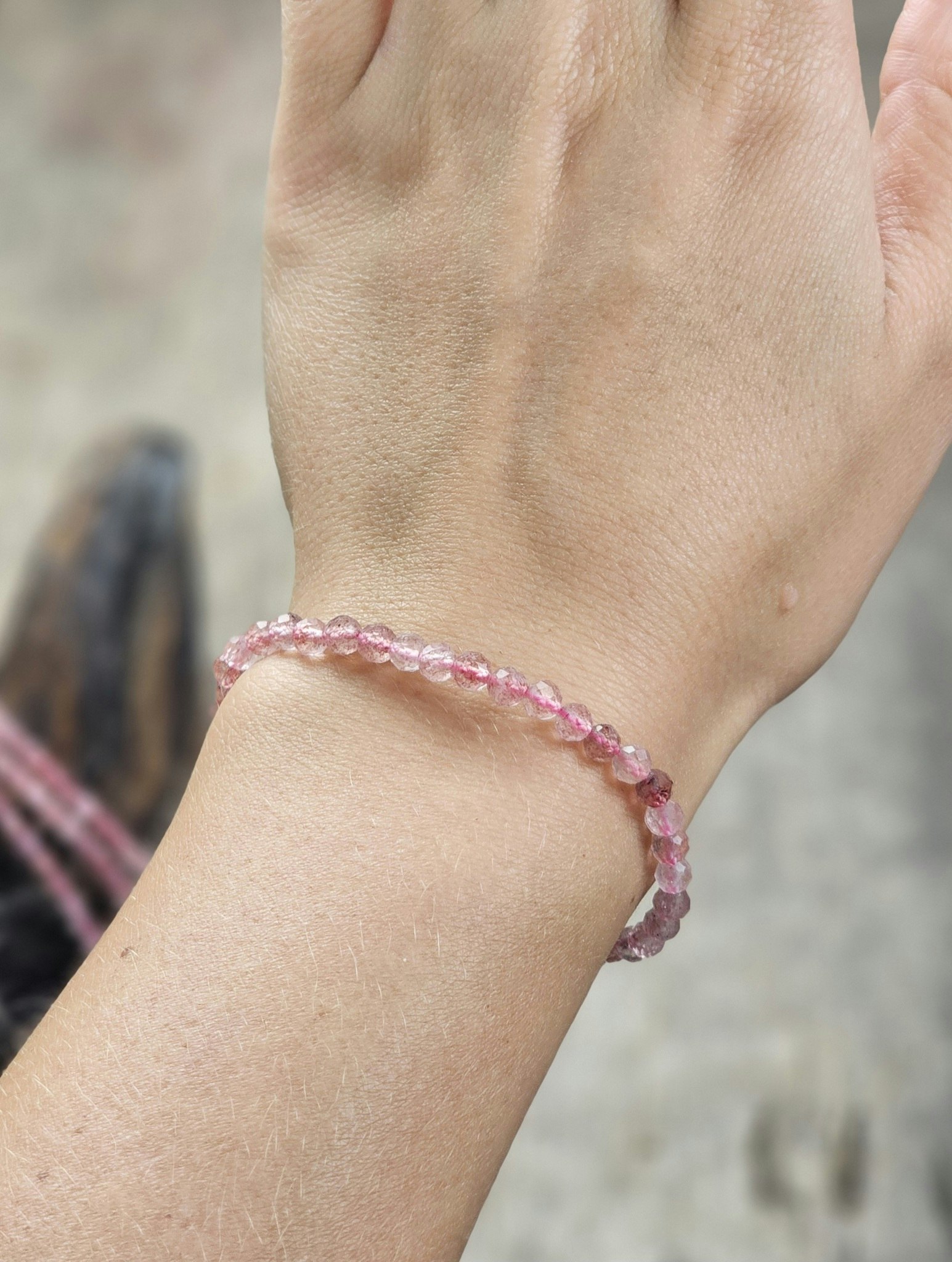 Jordgubbskvarts, armband 4mm facetterade pärlor