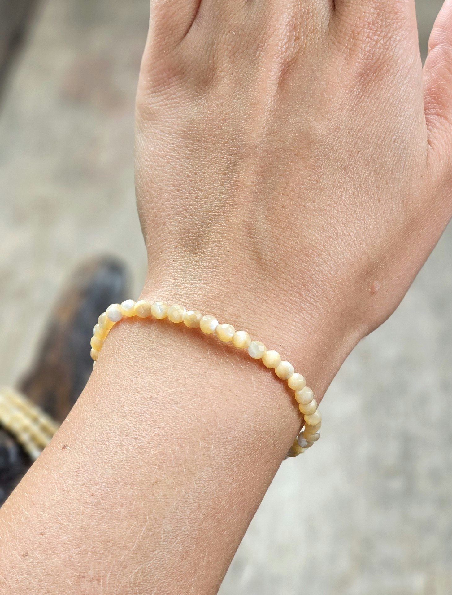Pärlemor, armband 4mm facetterade pärlor