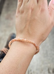 Persikomånsten, armband 4mm facetterade pärlor