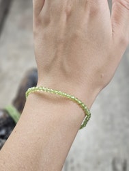 Peridot (Olivin), armband 4mm facetterade pärlor