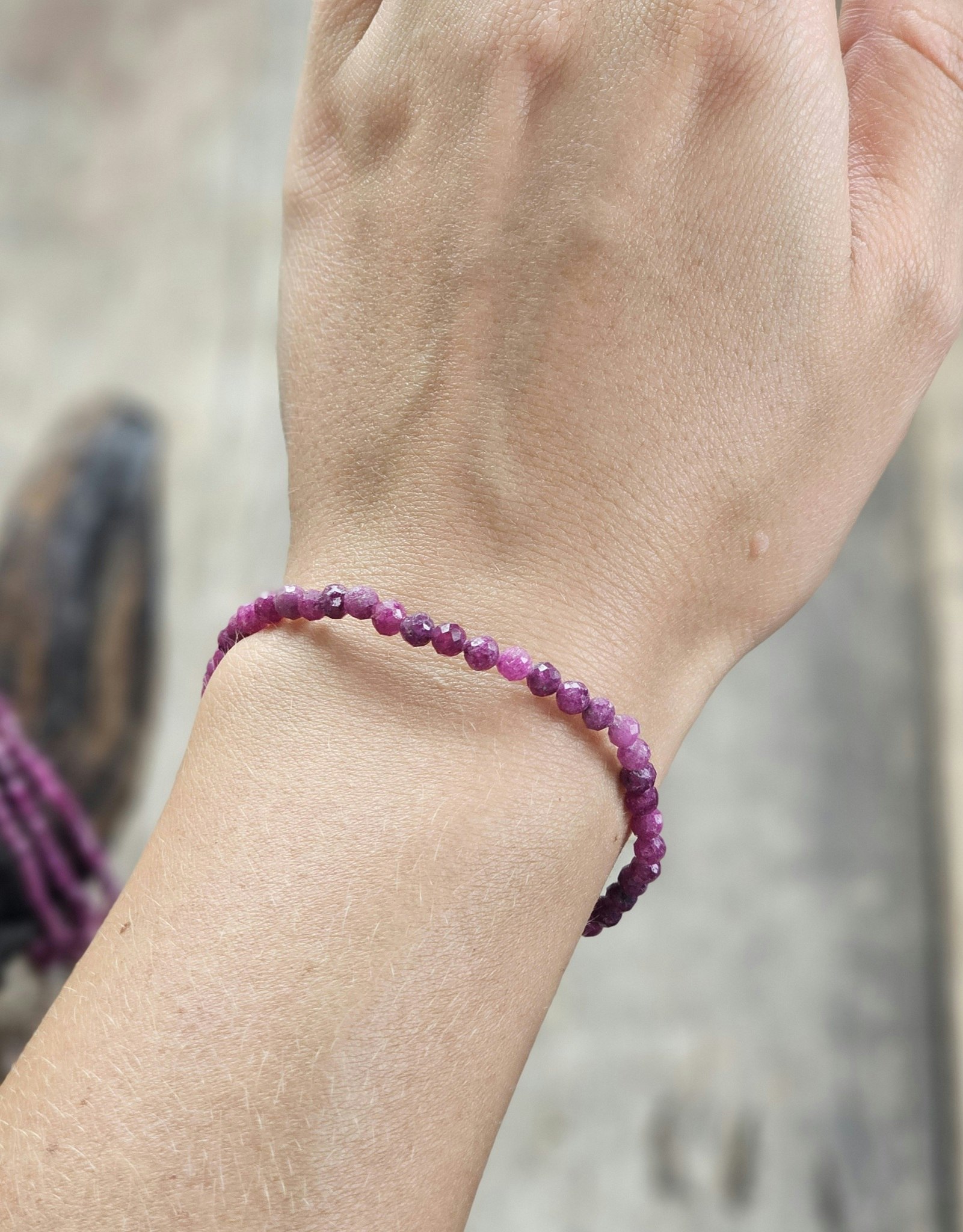 Rubin, armband 4mm facetterade pärlor