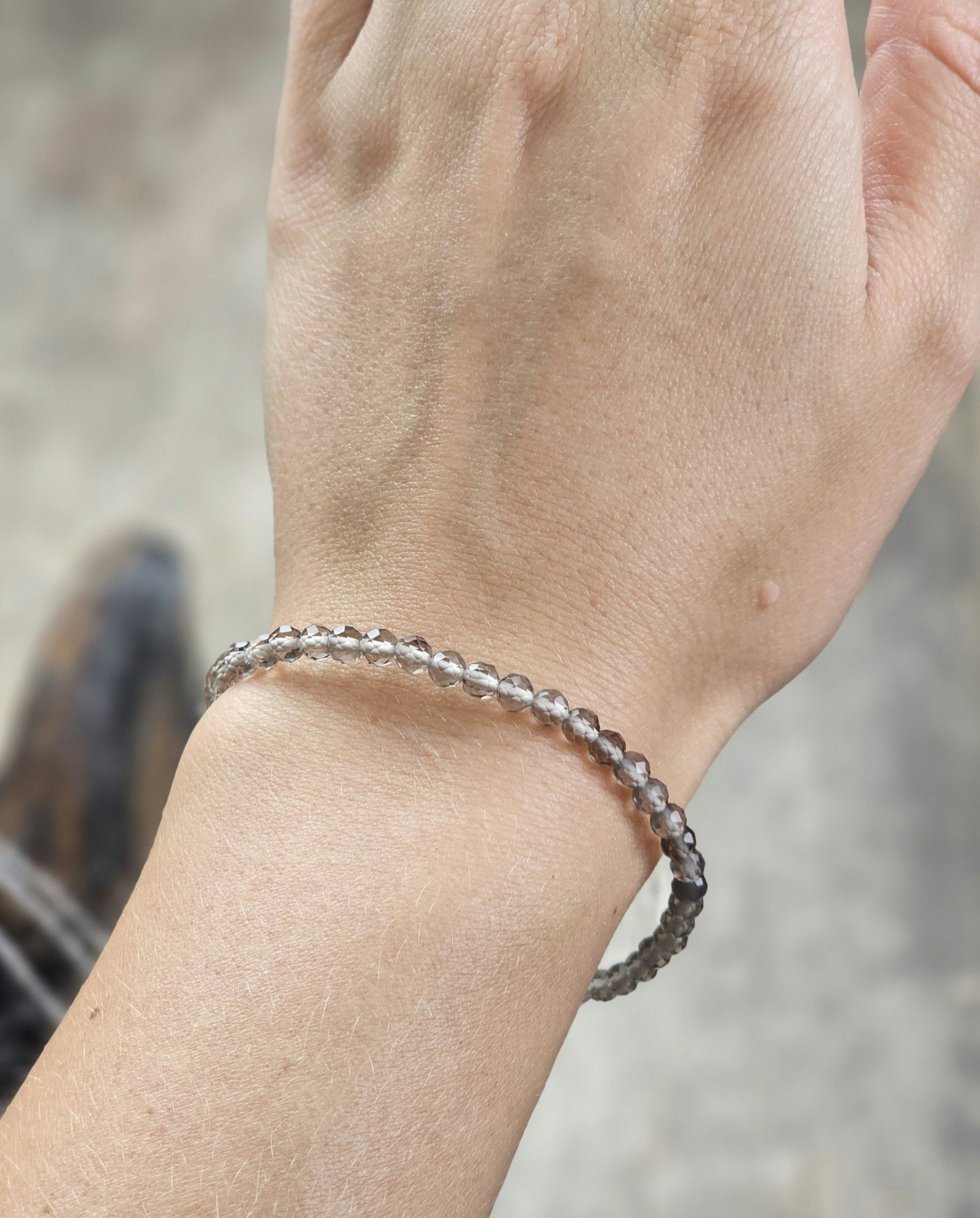 Rökkvarts, armband 4mm facetterade pärlor