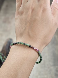 Zoisit med Rubin, armband 4mm facetterade pärlor