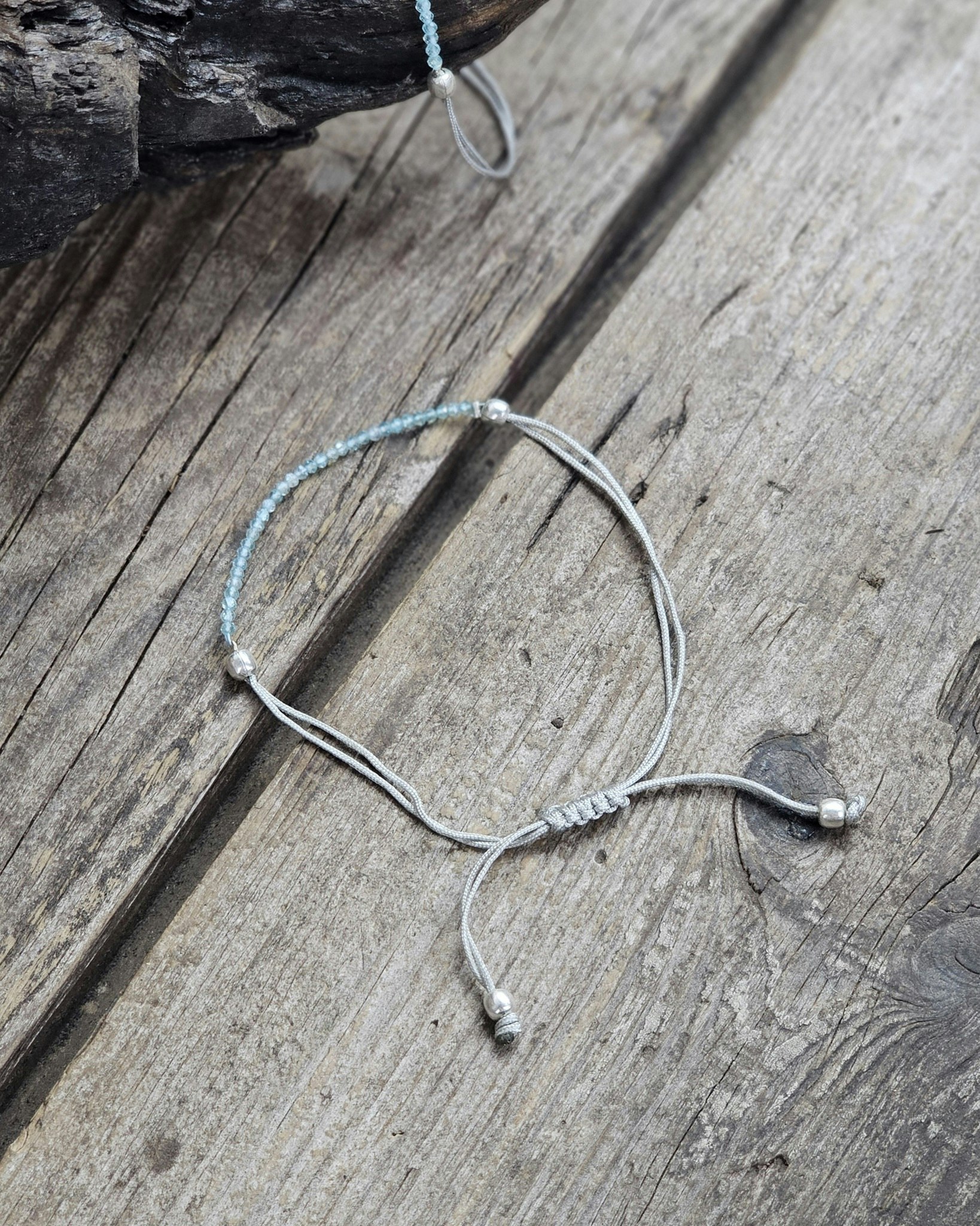 Apatit, armband 3mm facetterade pärlor macramé