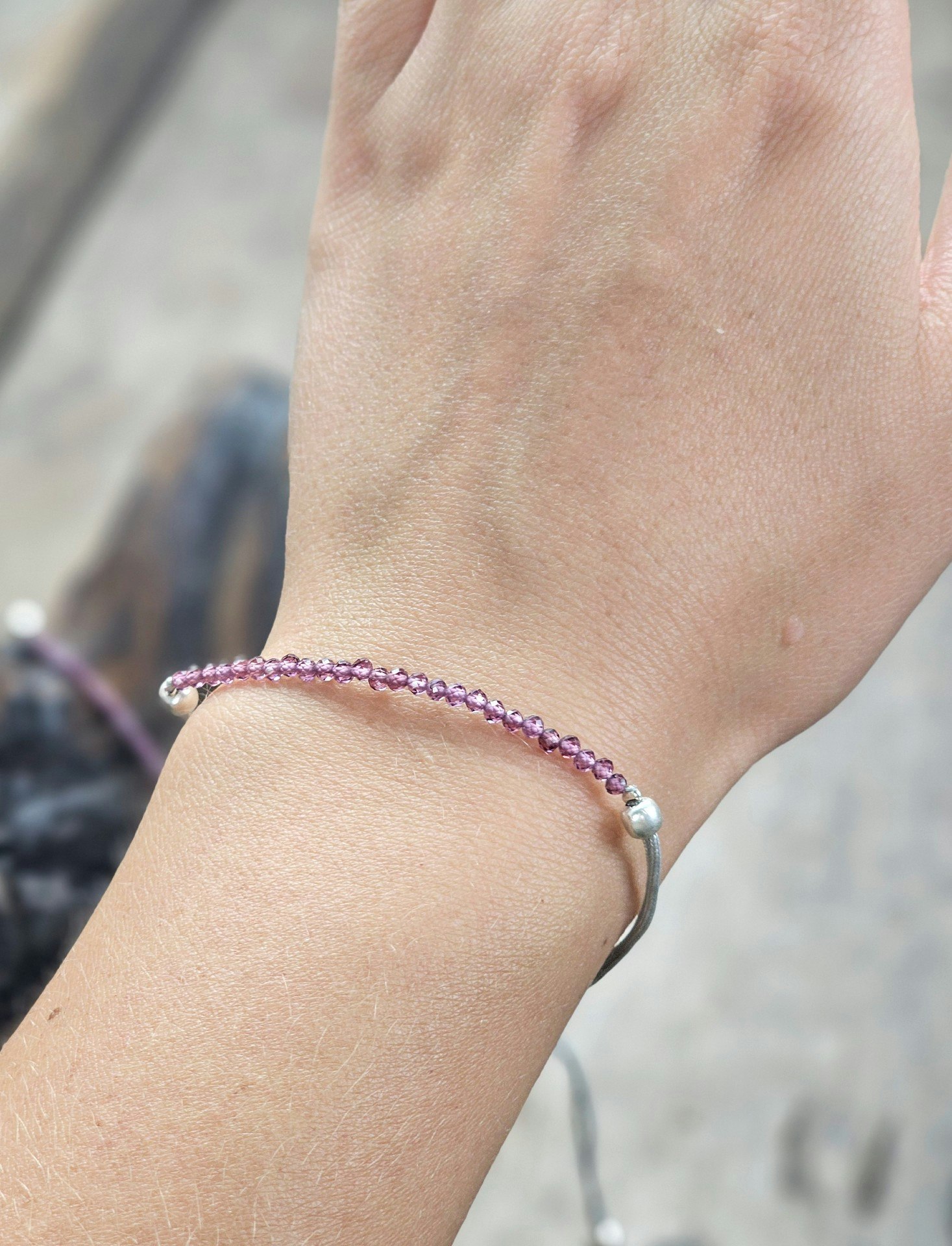 Rhodolit Granat, armband 3mm facetterade pärlor macramé