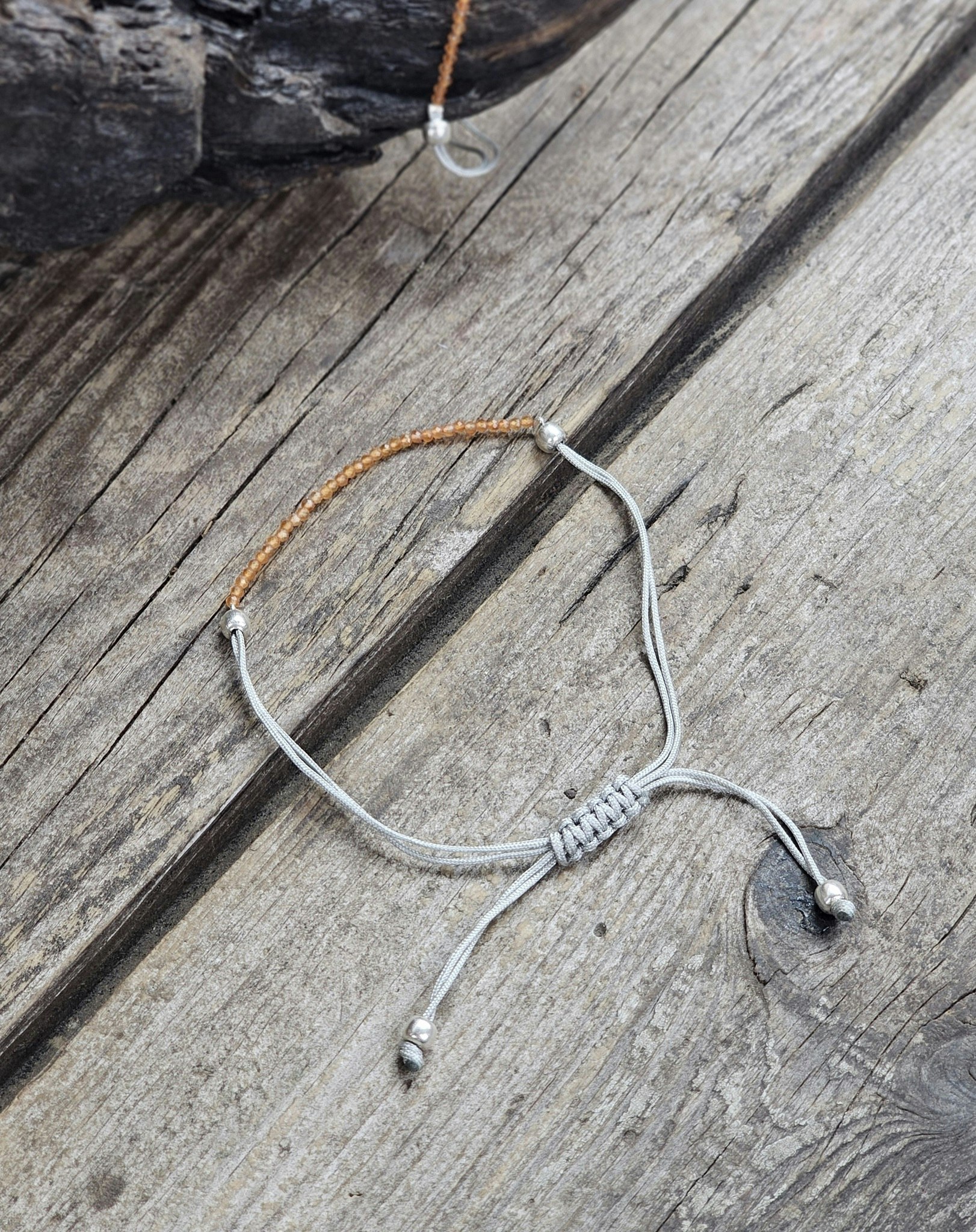 Karneol, armband 3mm facetterade pärlor macramé
