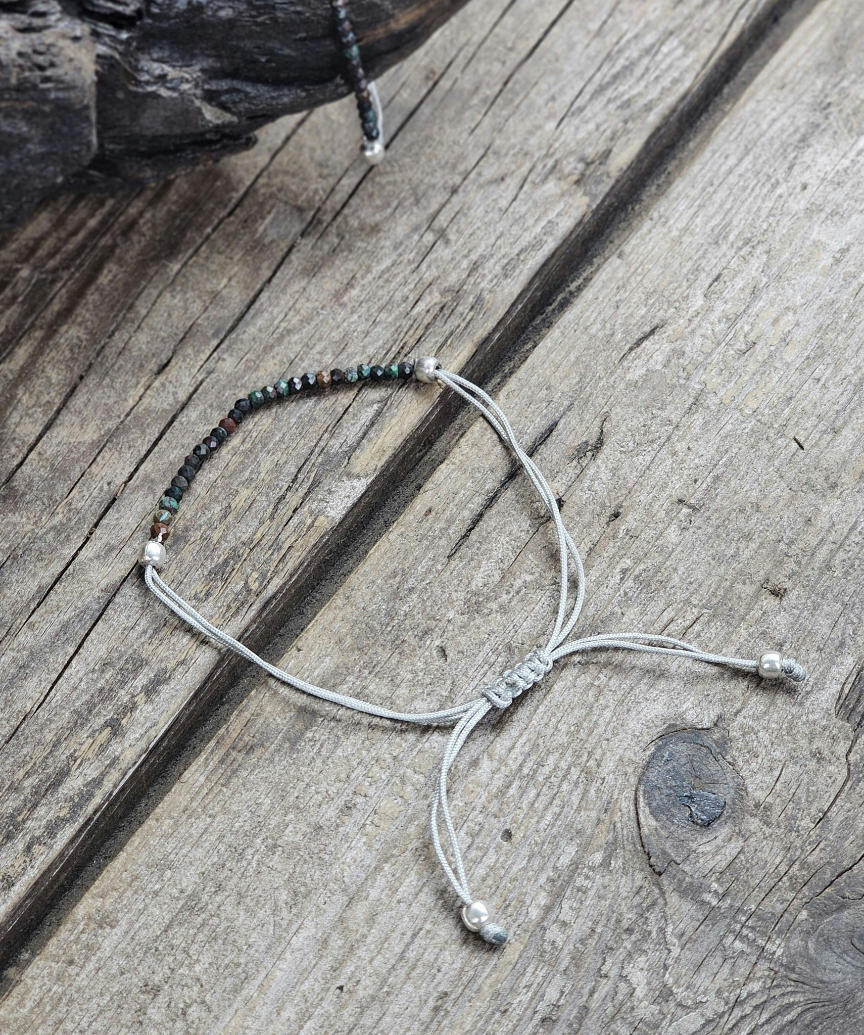 Krysokolla, armband 3mm facetterade pärlor macramé