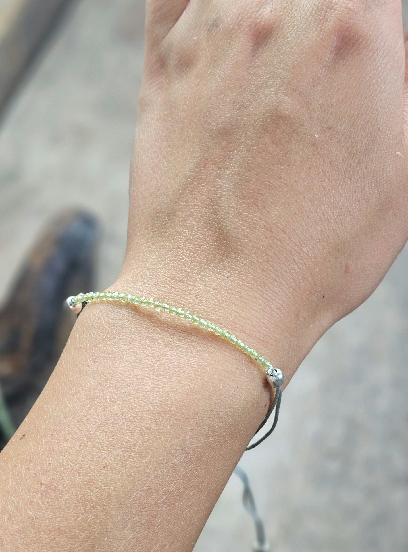 Peridot (Olivin), armband 3mm facetterade pärlor macramé