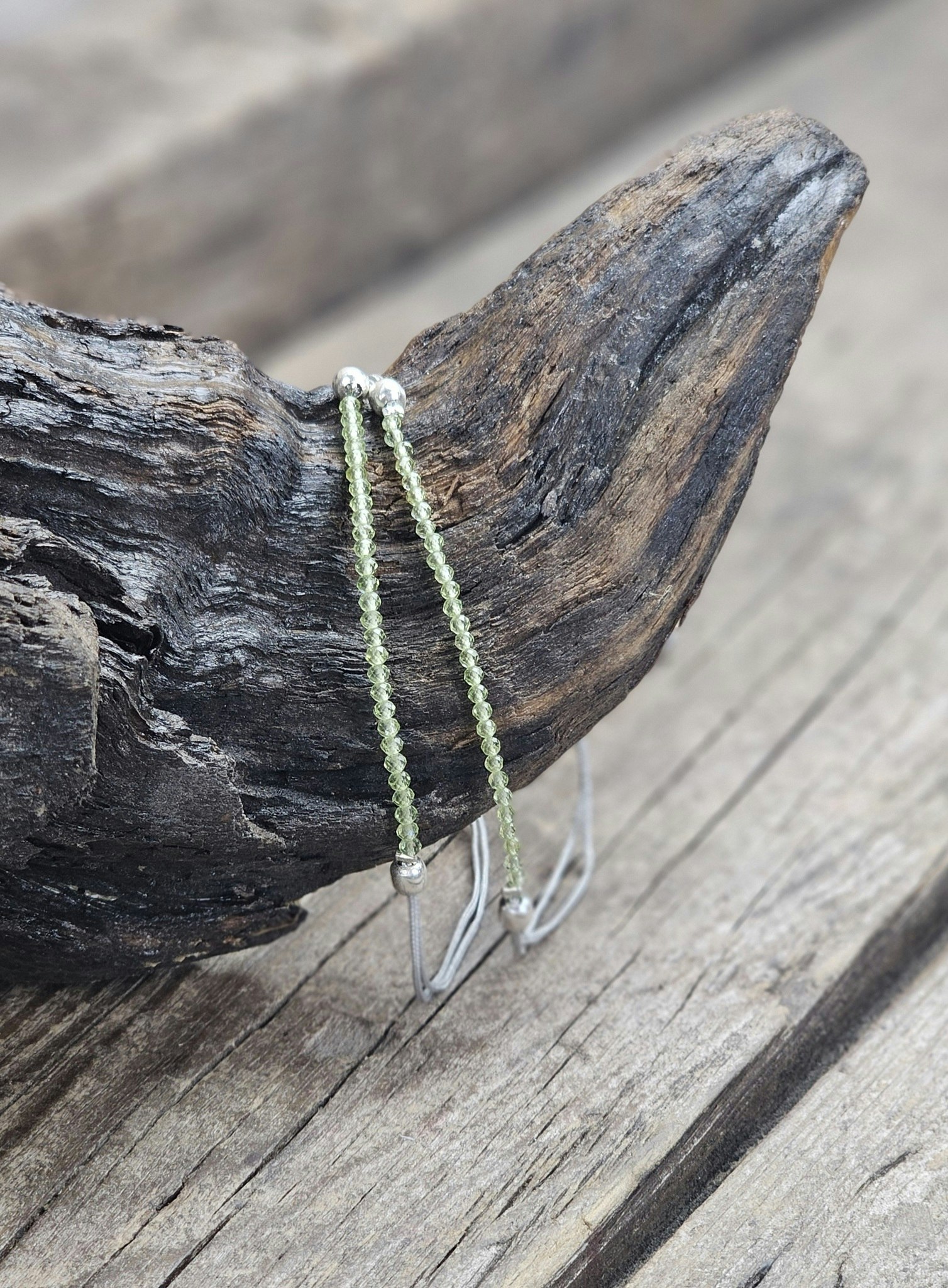 Peridot (Olivin), armband 3mm facetterade pärlor macramé
