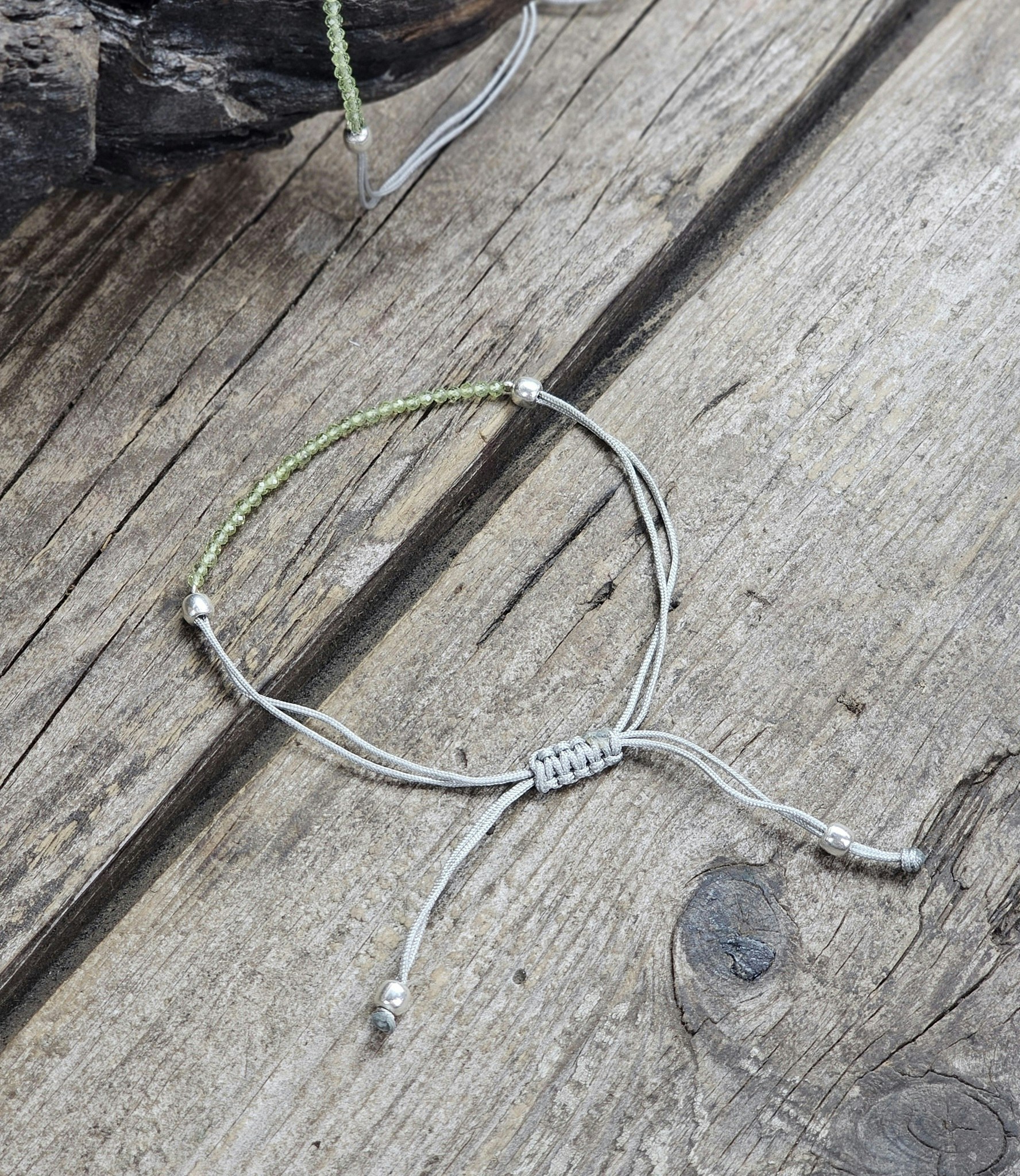 Peridot (Olivin), armband 3mm facetterade pärlor macramé