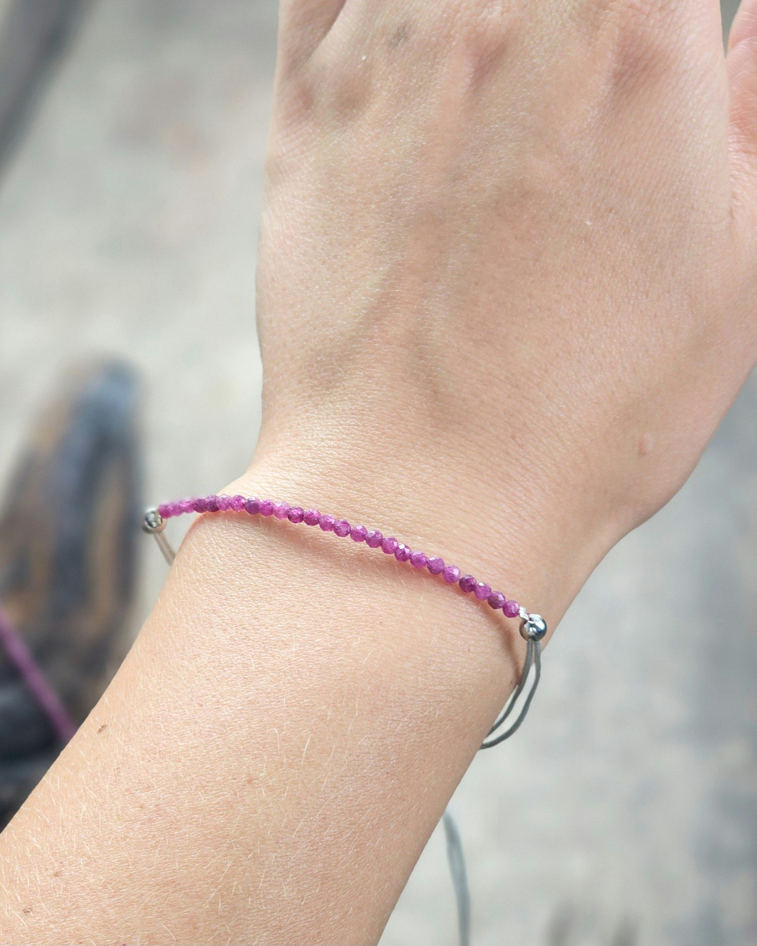 Rubin, armband 3mm facetterade pärlor macramé