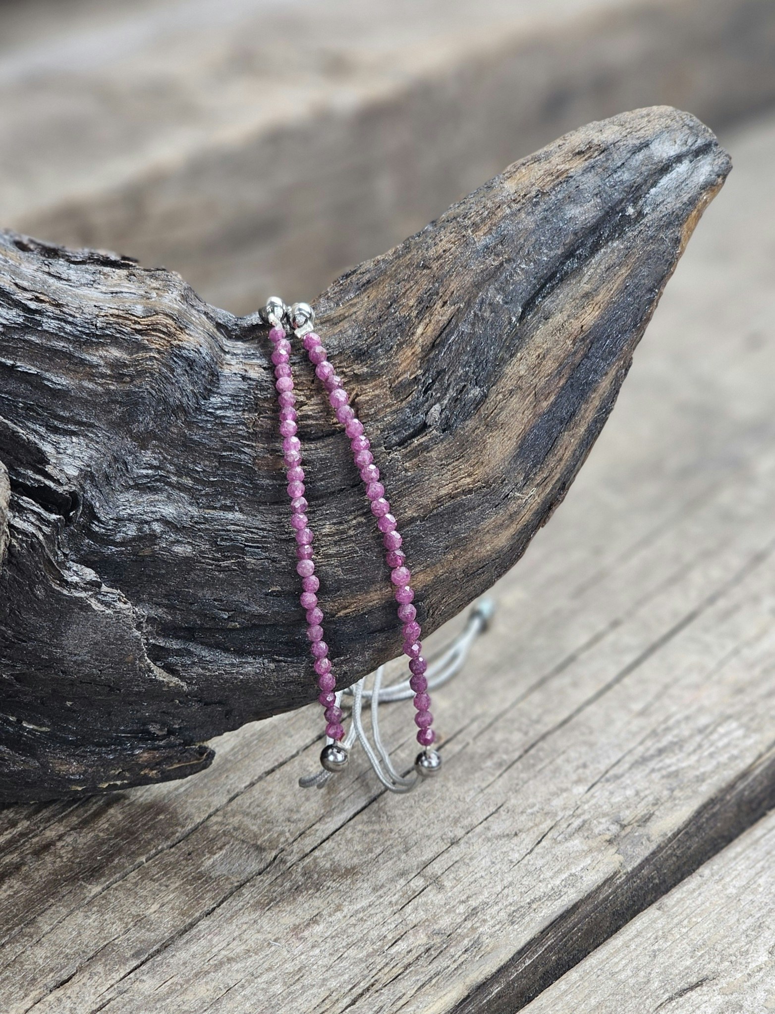 Rubin, armband 3mm facetterade pärlor macramé