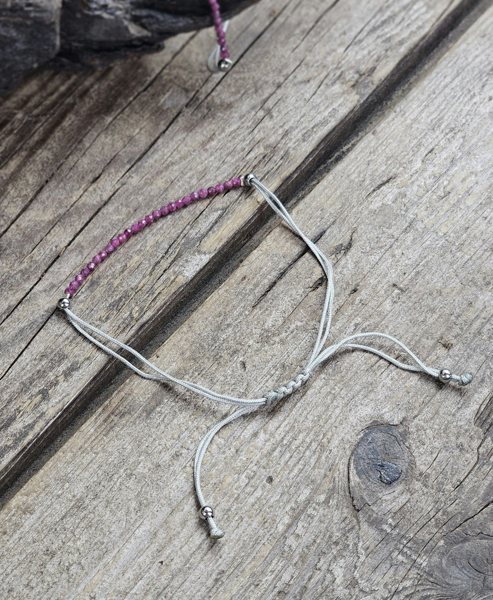 Rubin, armband 3mm facetterade pärlor macramé