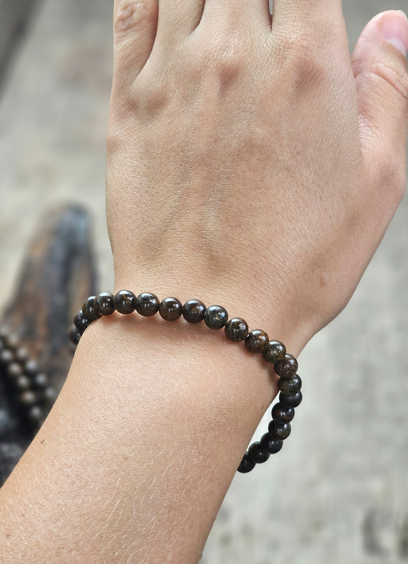Bronzit, armband 6mm runda pärlor