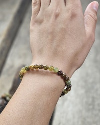 Grön Granat extra, armband 6mm runda pärlor