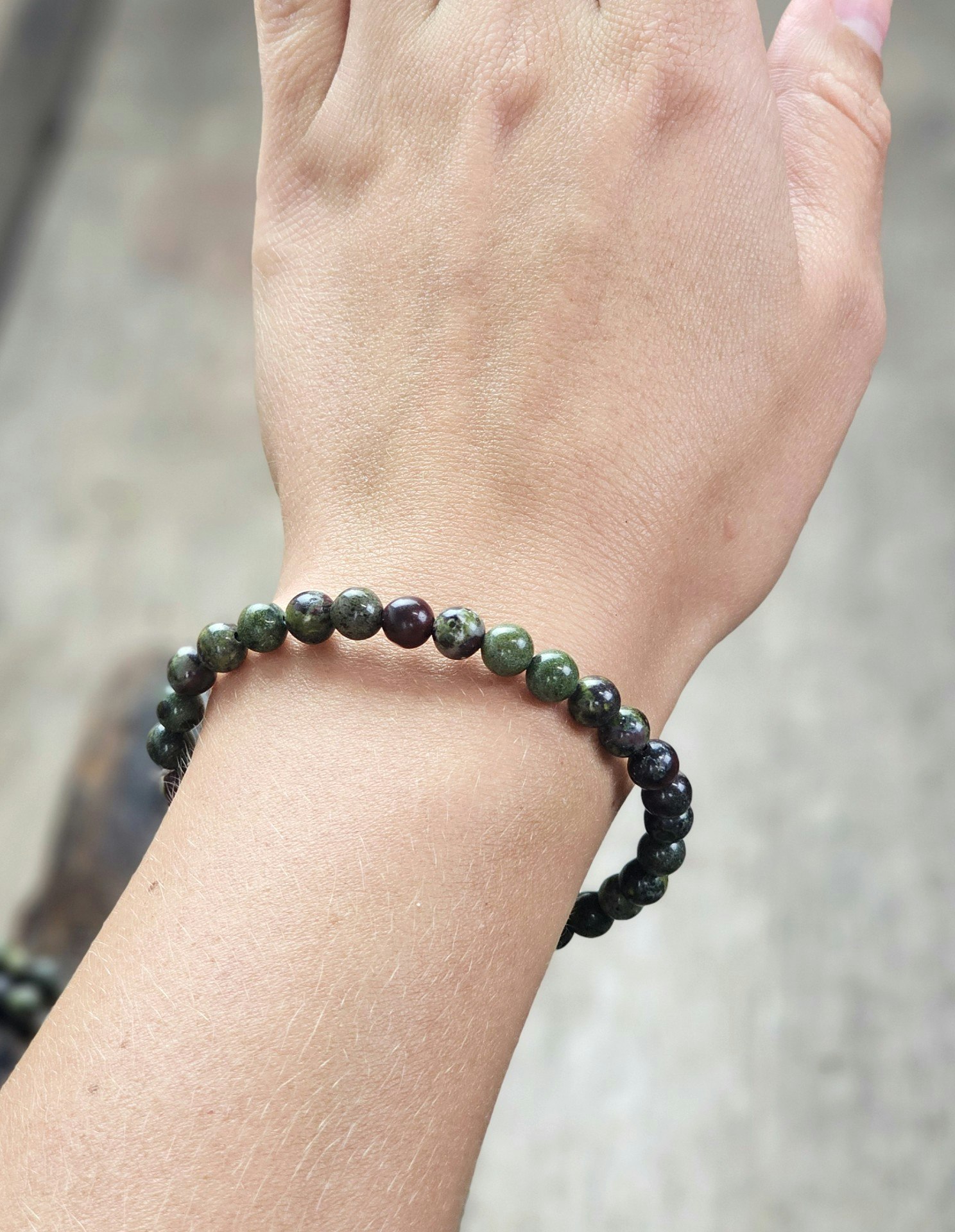 Drakblodsjaspis, armband 6mm runda pärlor