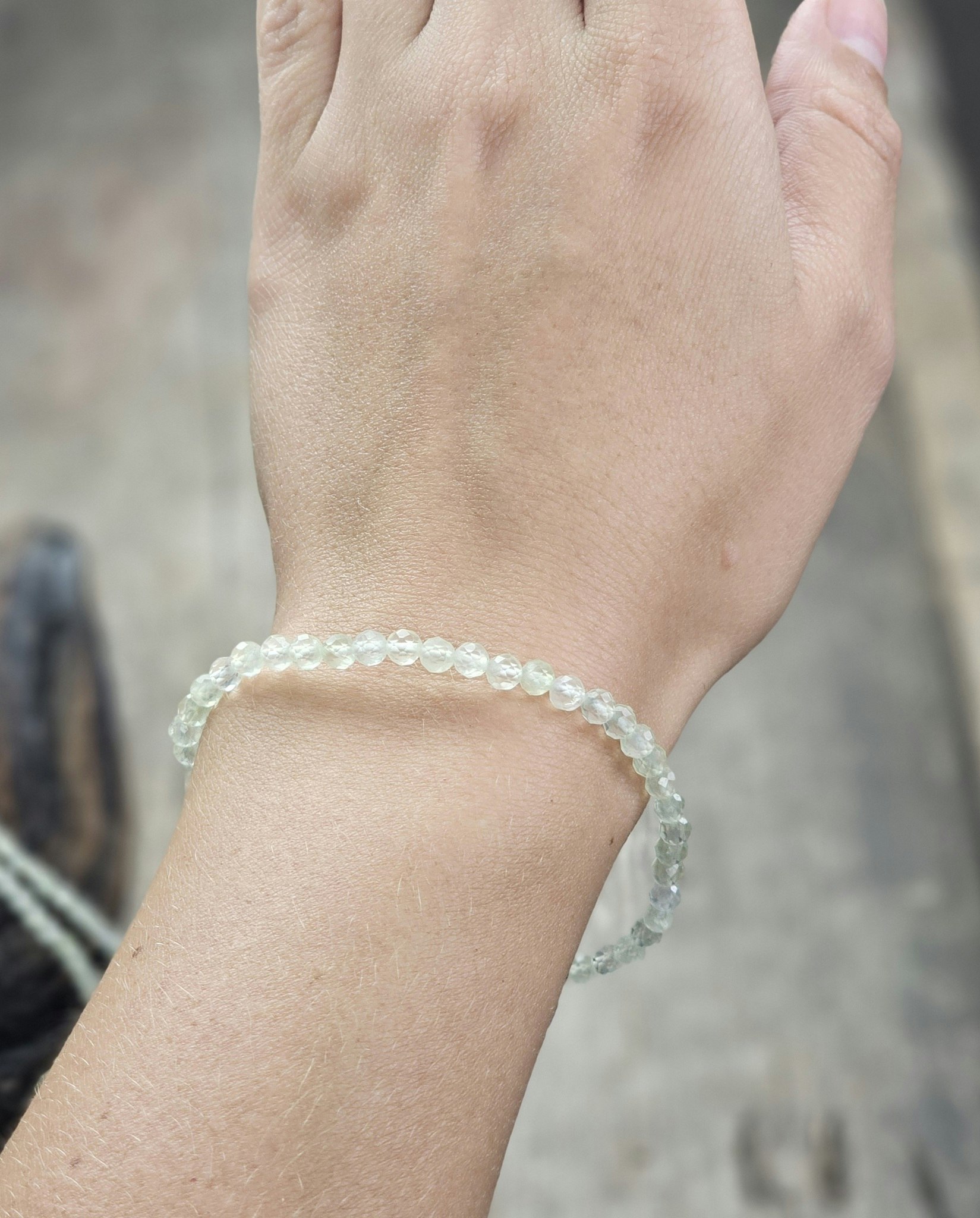 Prehnit, armband 4mm facetterade pärlor