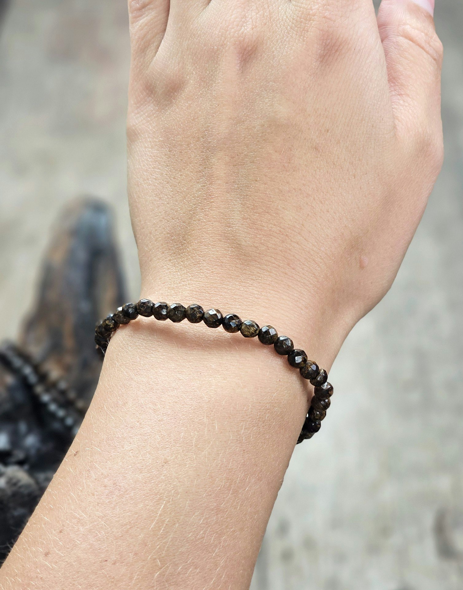 Bronzit, armband 4mm facetterade pärlor
