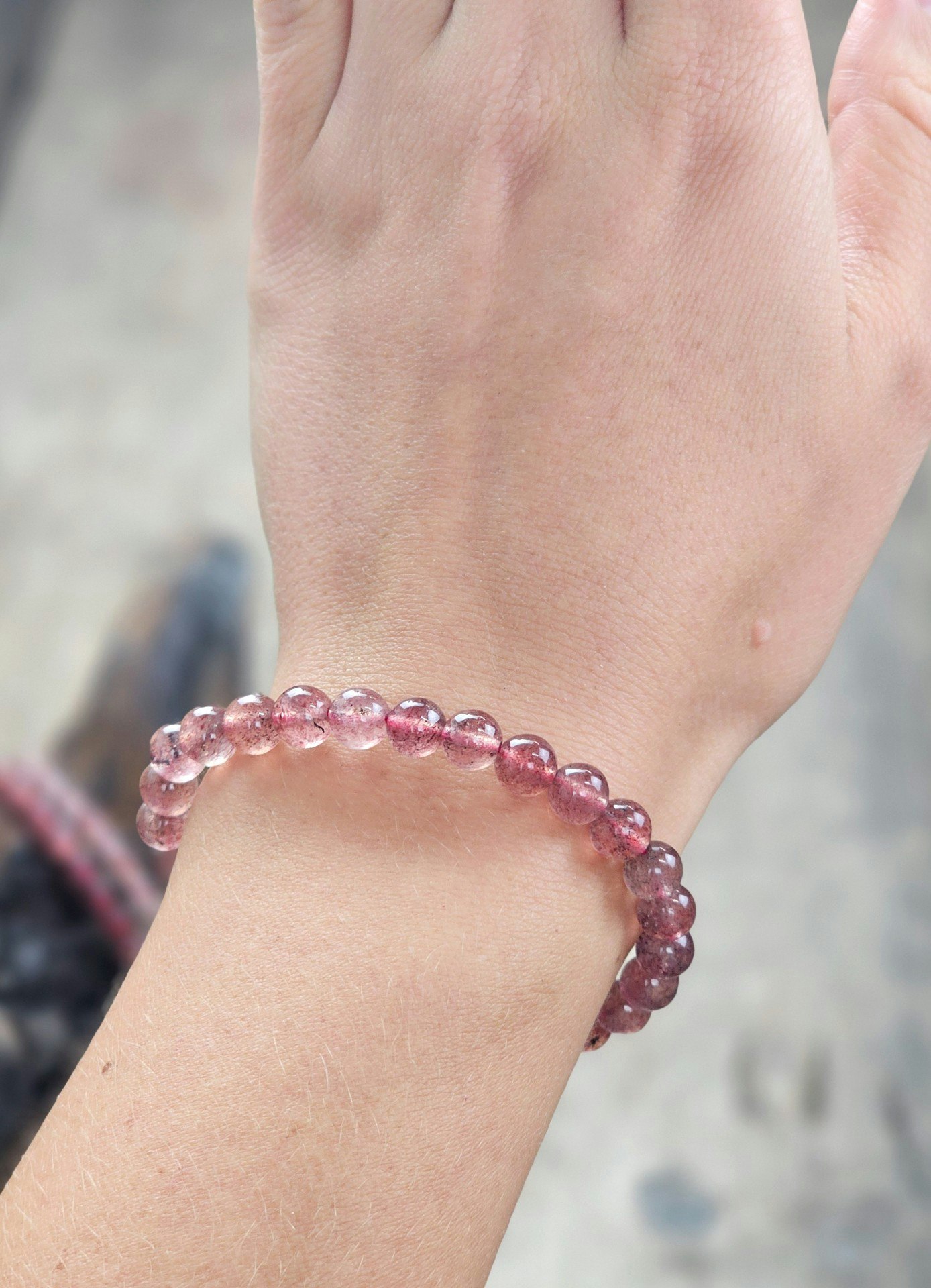 Jordgubbskvarts, armband 6mm runda pärlor