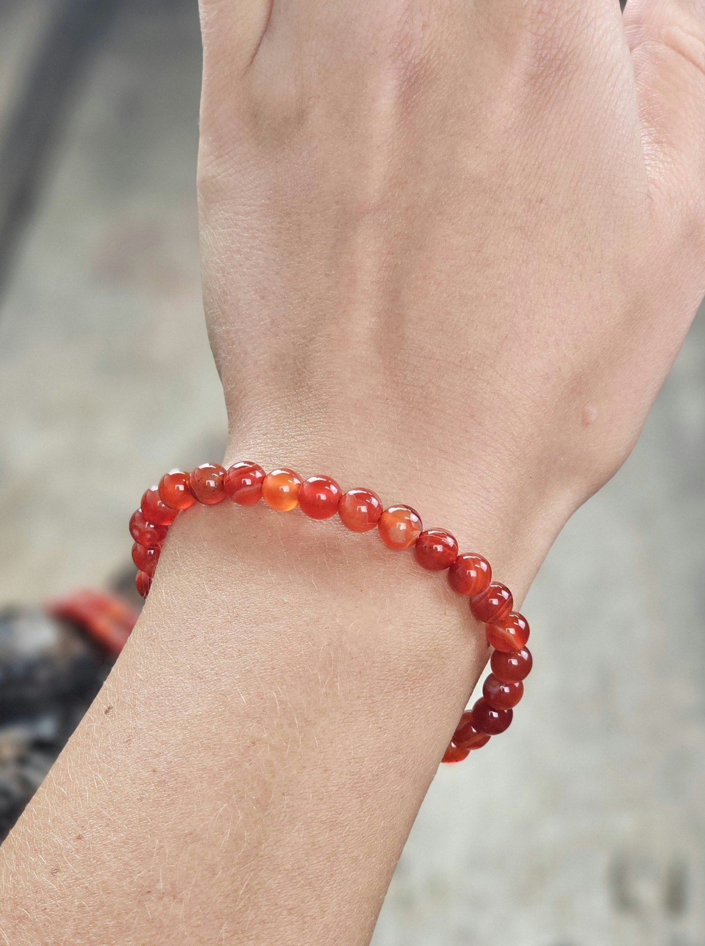 Karneol (röd/bandad), armband 6mm runda pärlor