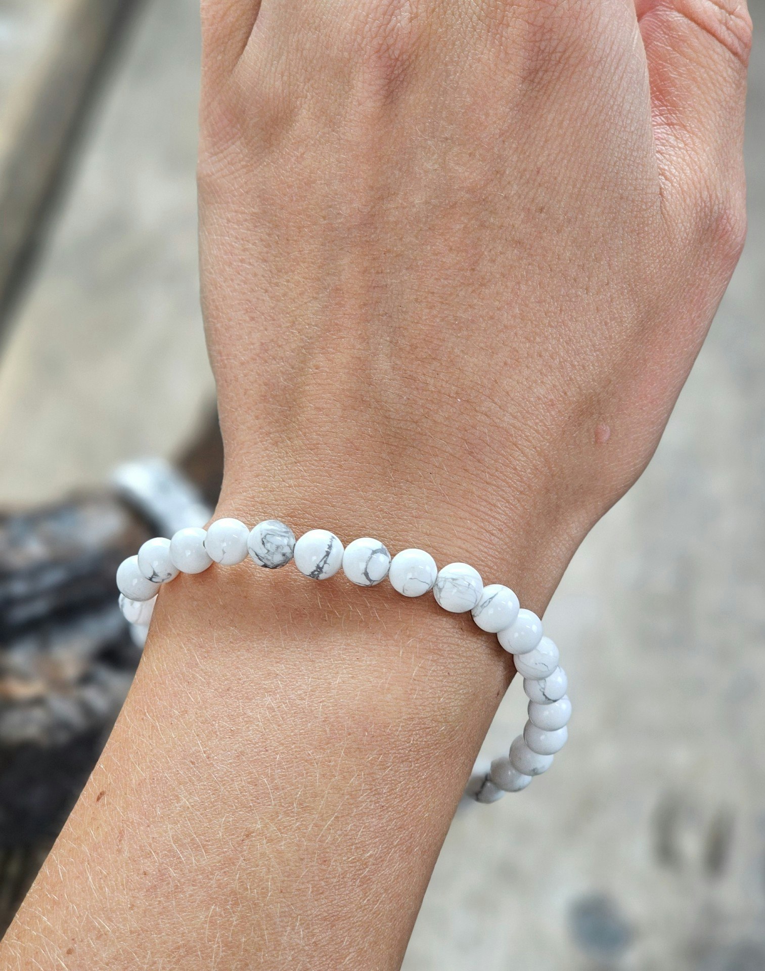 Howlit, armband 6mm runda pärlor