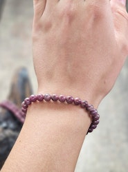 Rubin, armband 6mm runda pärlor