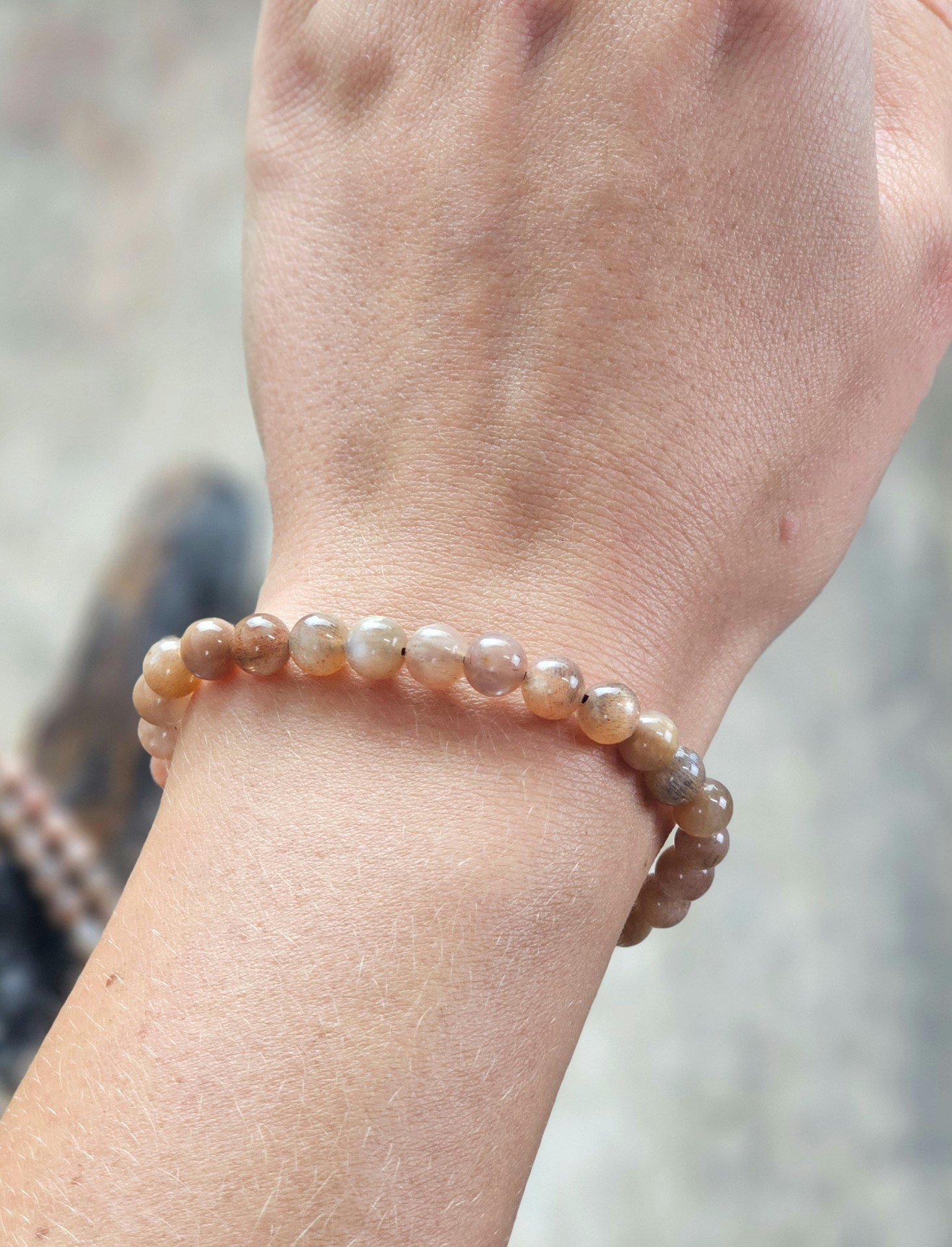 Månsten med skimmer, armband 6mm runda pärlor