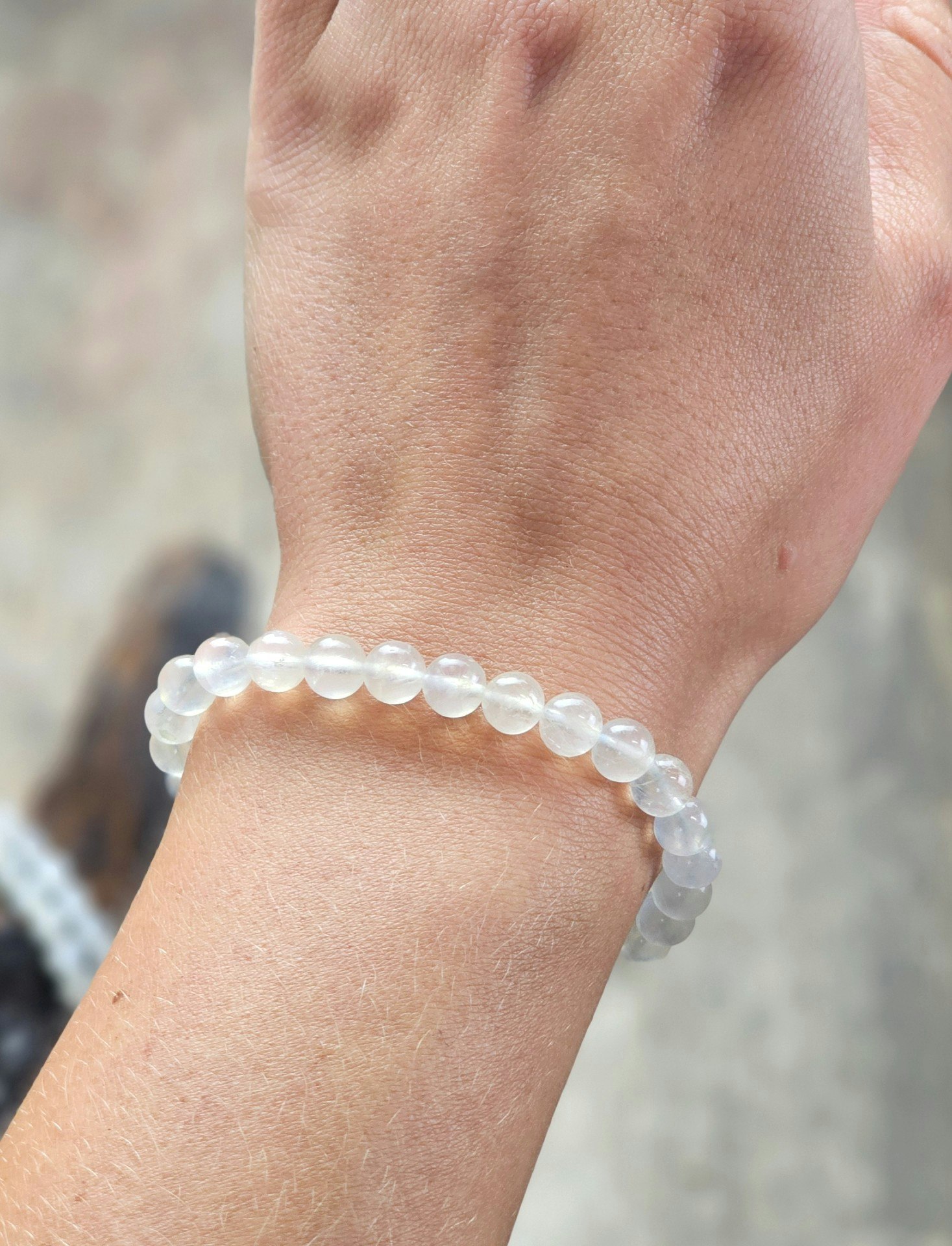 Vit Regnbågsmånsten, armband 6mm runda pärlor