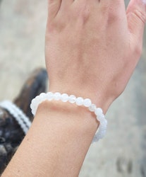 Vit Jade, armband 6mm runda pärlor