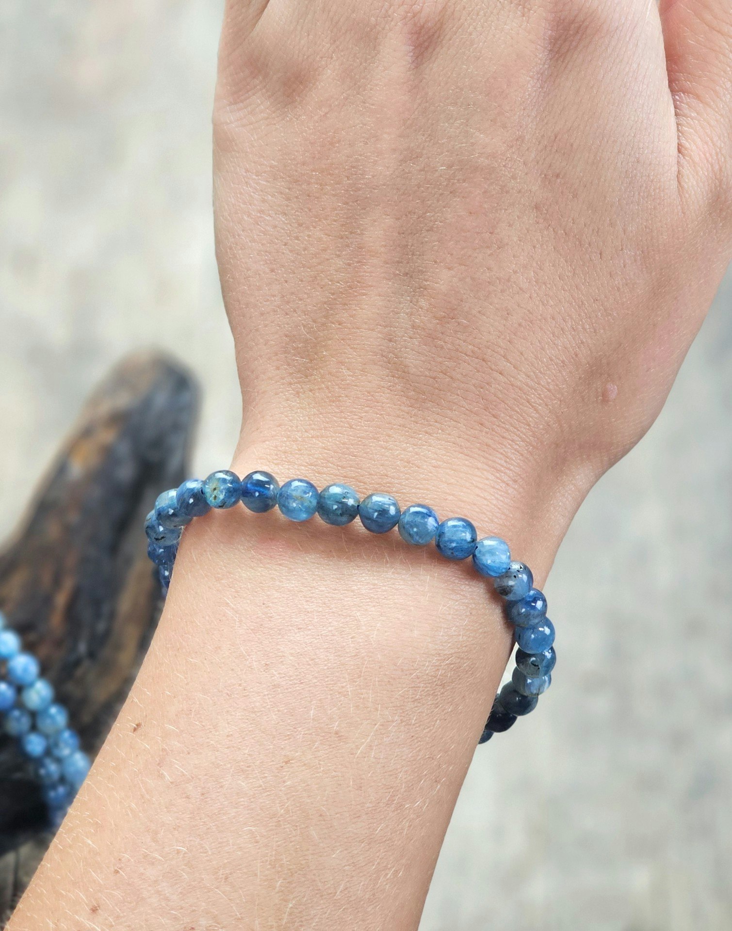 Kyanit extra, armband 6mm runda pärlor