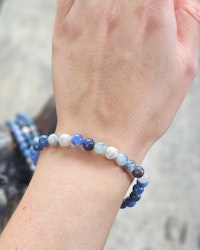 Sodalit med Kalcit, armband 6mm runda pärlor