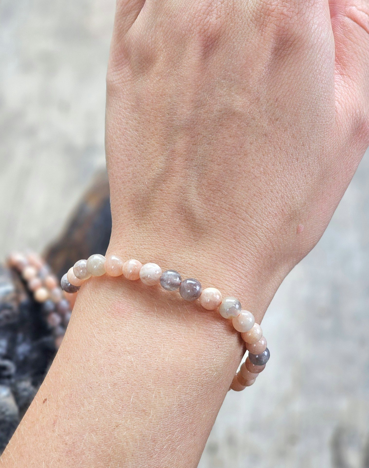 Persikomånsten & Grå Månsten mix, armband 6mm runda pärlor