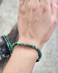 Zoisit med Rubin, armband 6mm runda pärlor