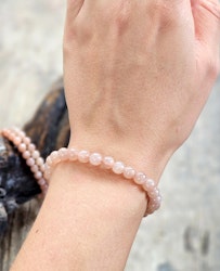 Persikomånsten, armband 6mm runda pärlor