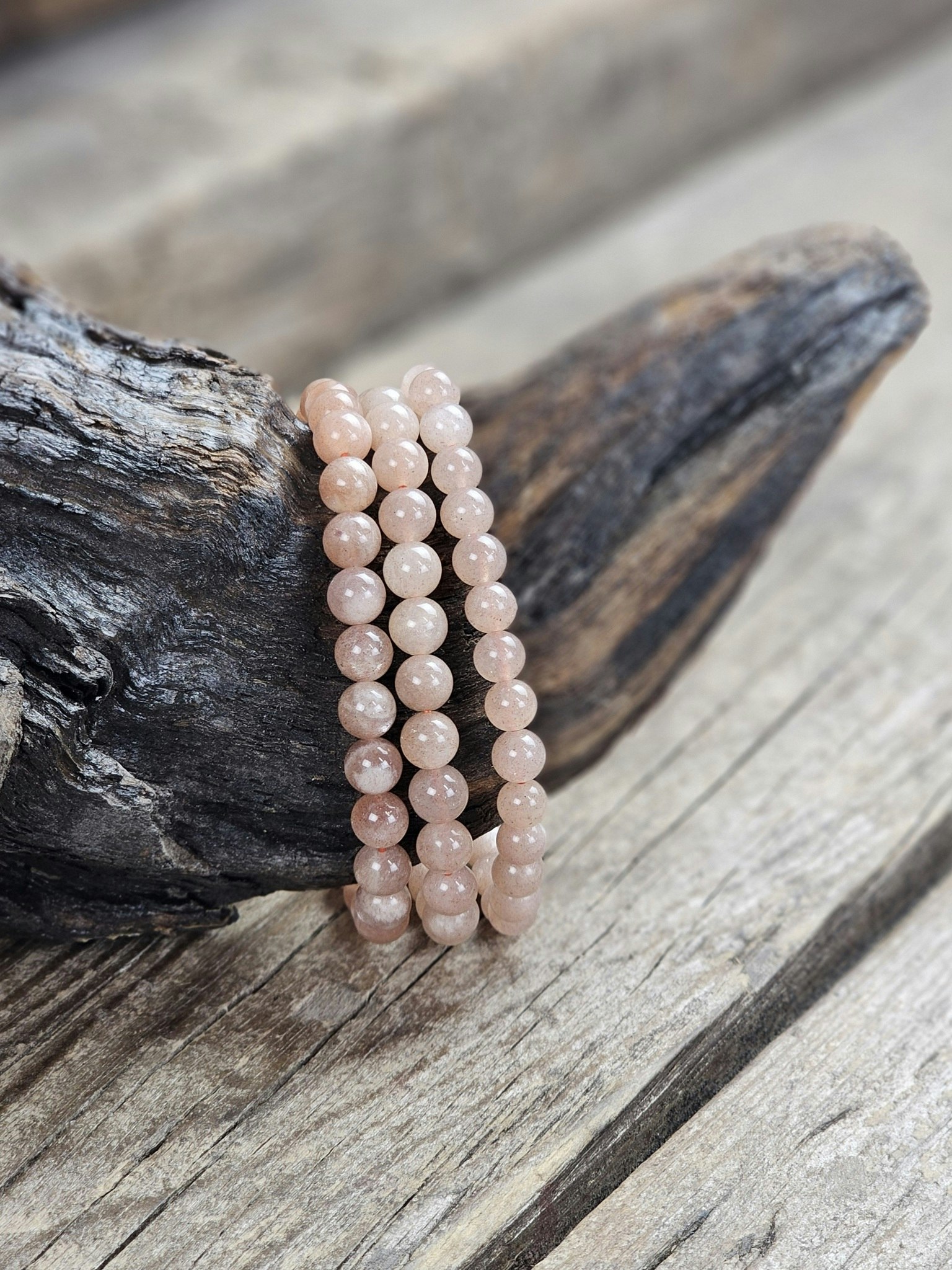 Persikomånsten, armband 6mm runda pärlor
