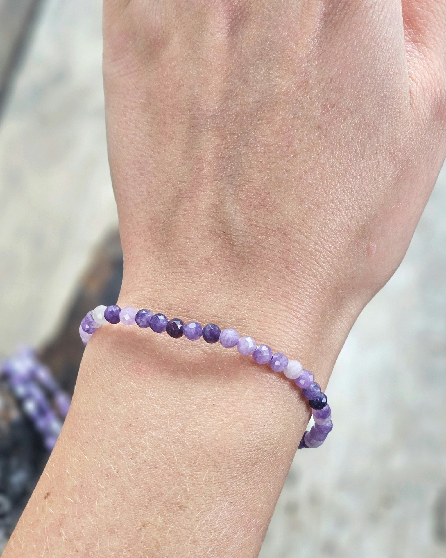 Lepidolit, armband 4mm facetterade pärlor