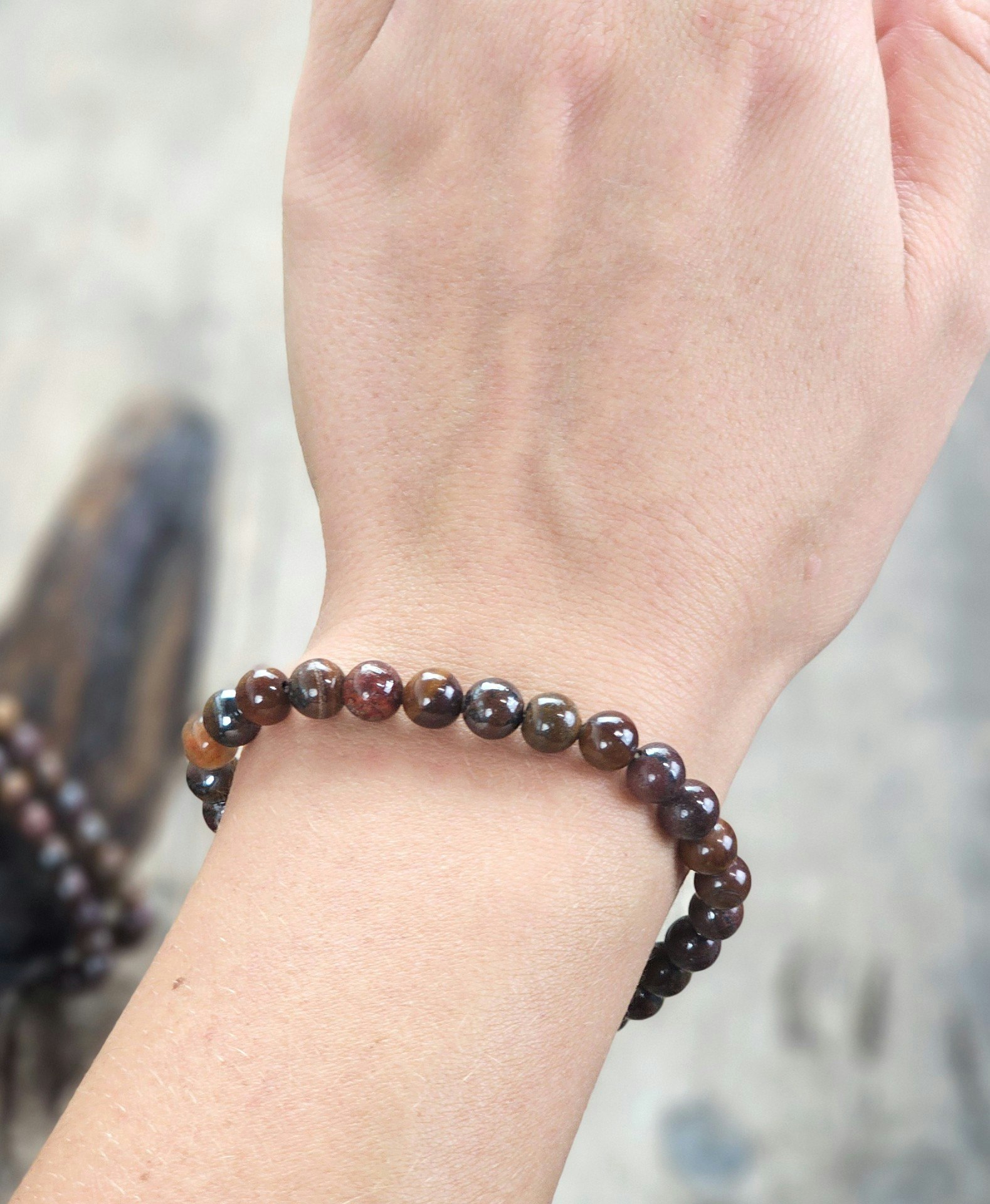 Tigerjärn, armband 6mm runda pärlor