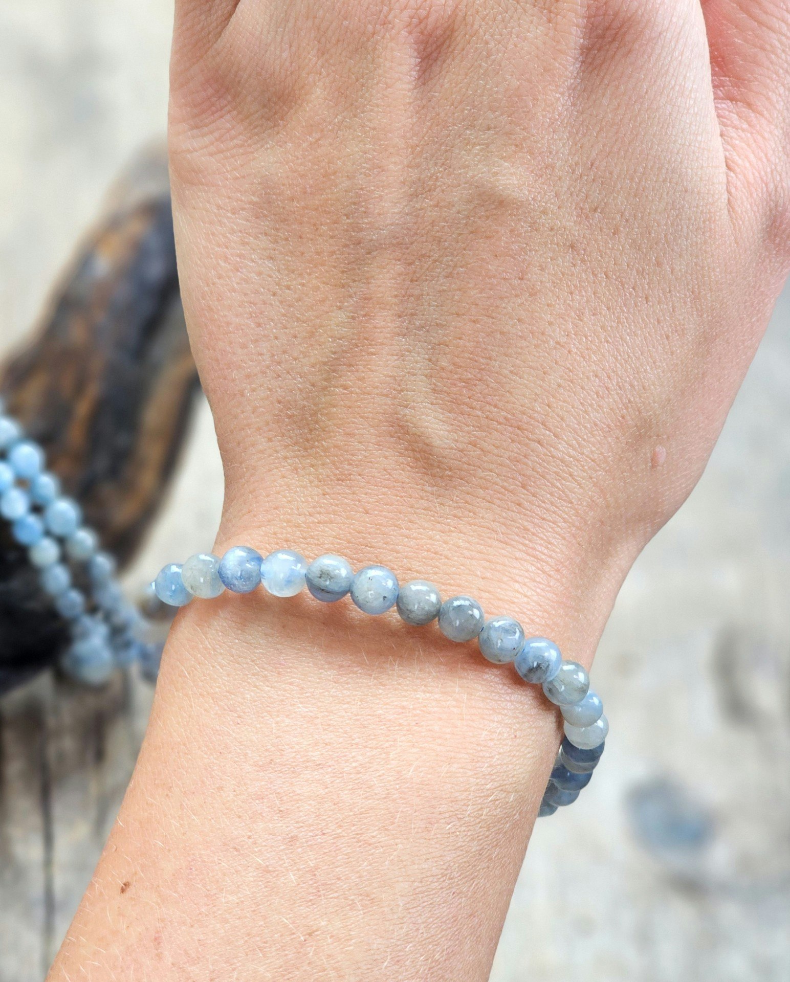 Kyanit, armband 6mm runda pärlor