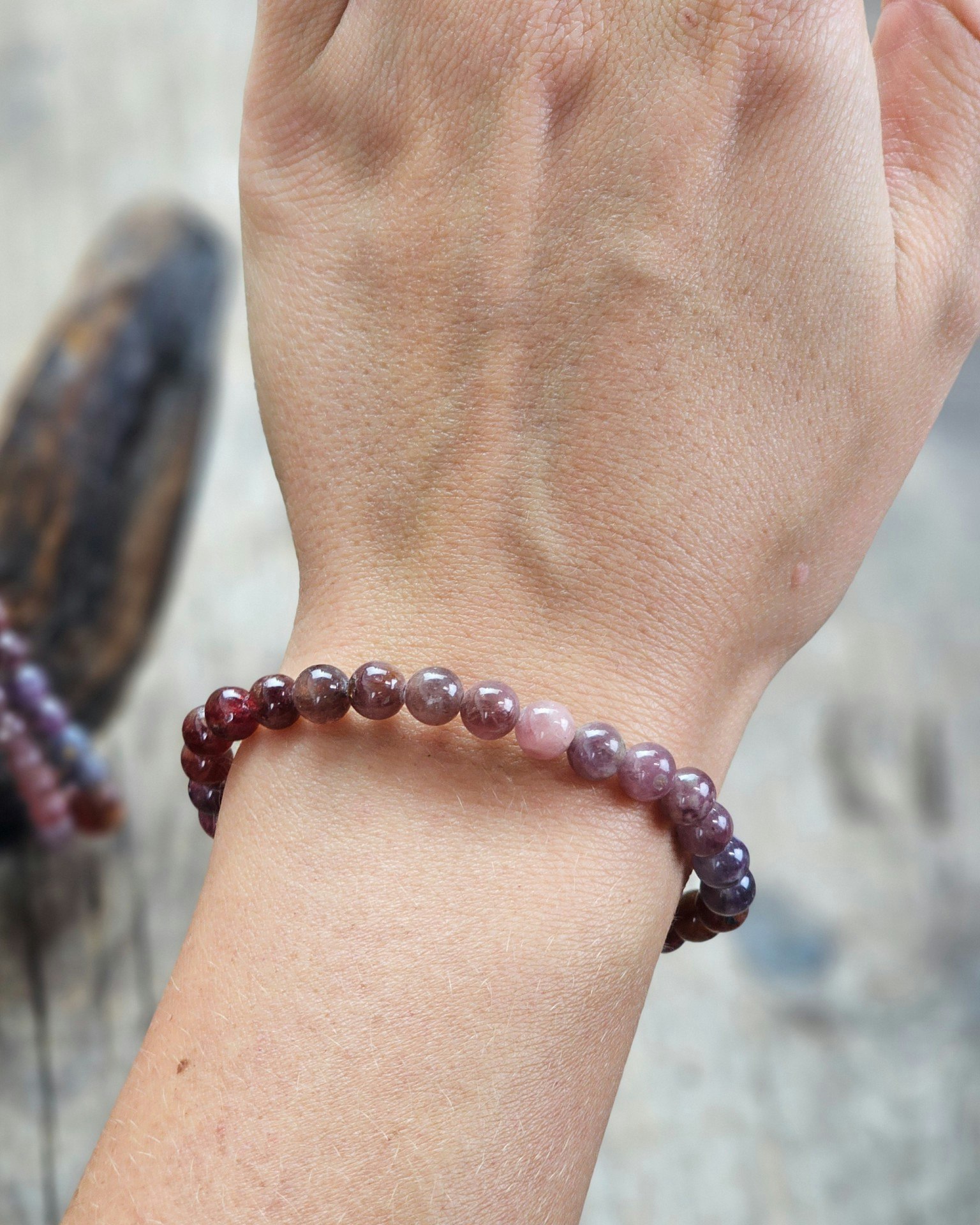 Röd Spinell mix, armband 6mm runda pärlor